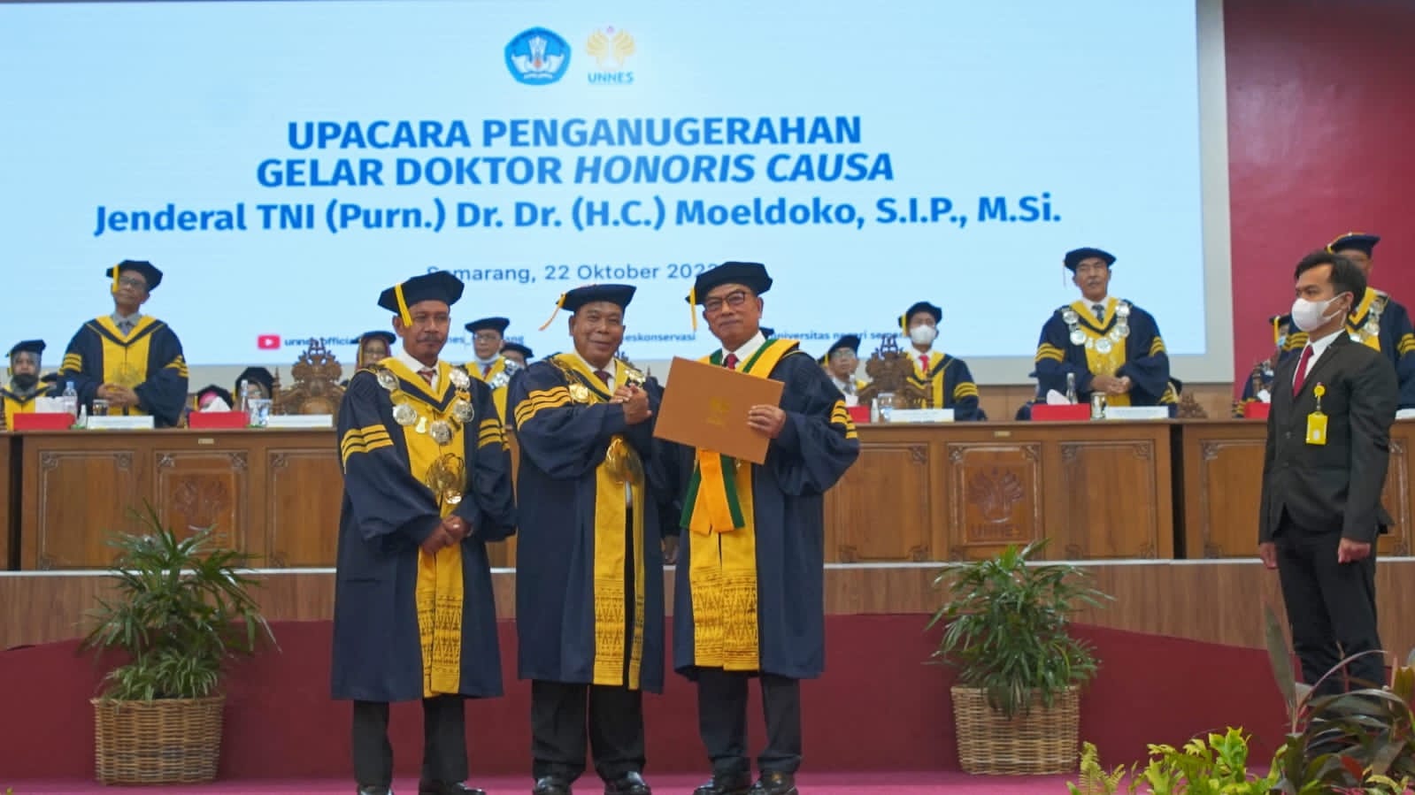 Kepala Staf Kepresidenan Moeldoko  (kanan) menerima anugerah gelar Doktor Honoris Causa dari Universitas Negeri Semarang (UNNES).
