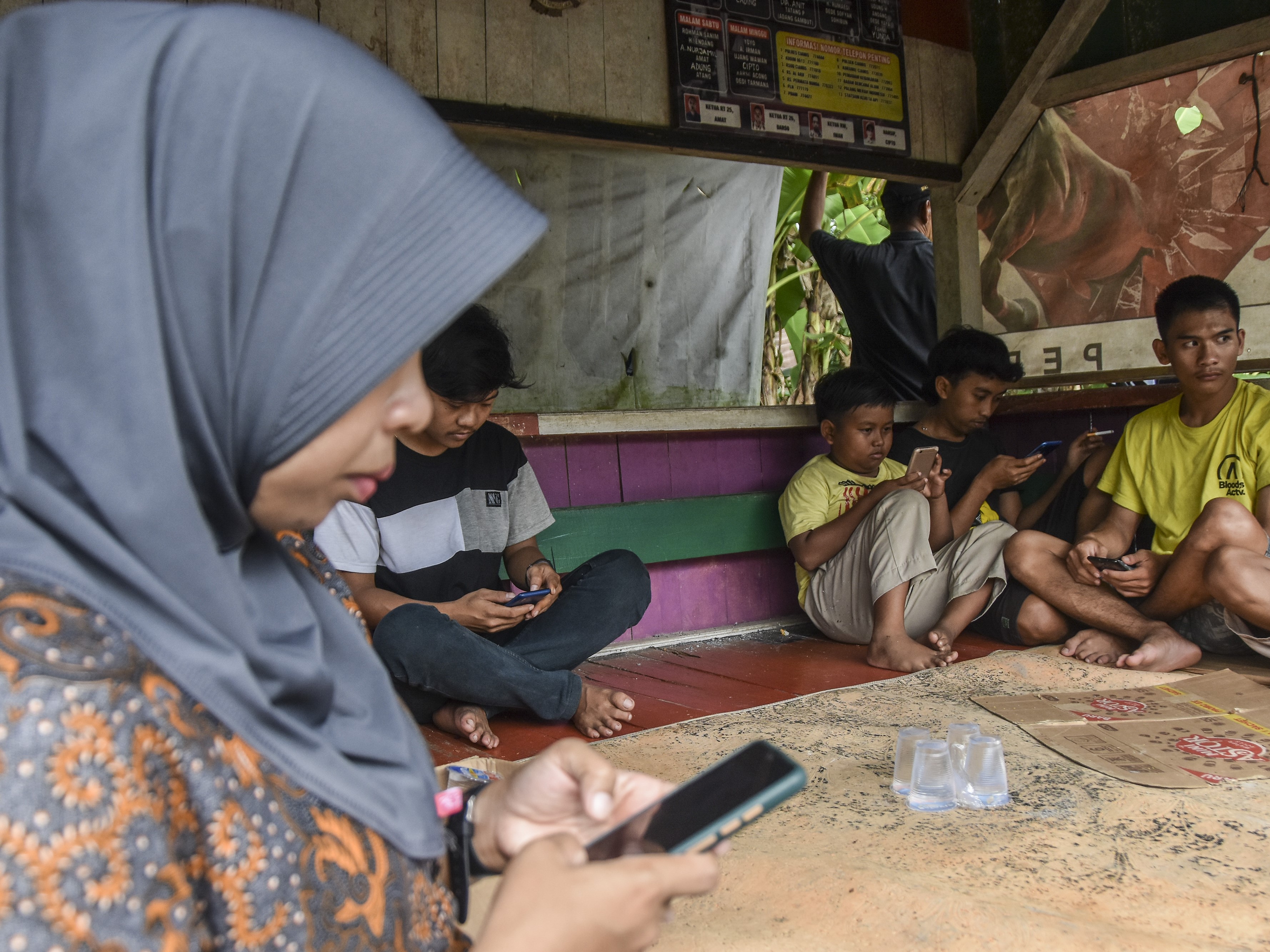 Sejumlah warga mengakses internet wifi prabayar menggunakan telepon pintar di Dusun Bandaruka, Desa Karanganyar, Kabupaten Ciamis, Jabar.