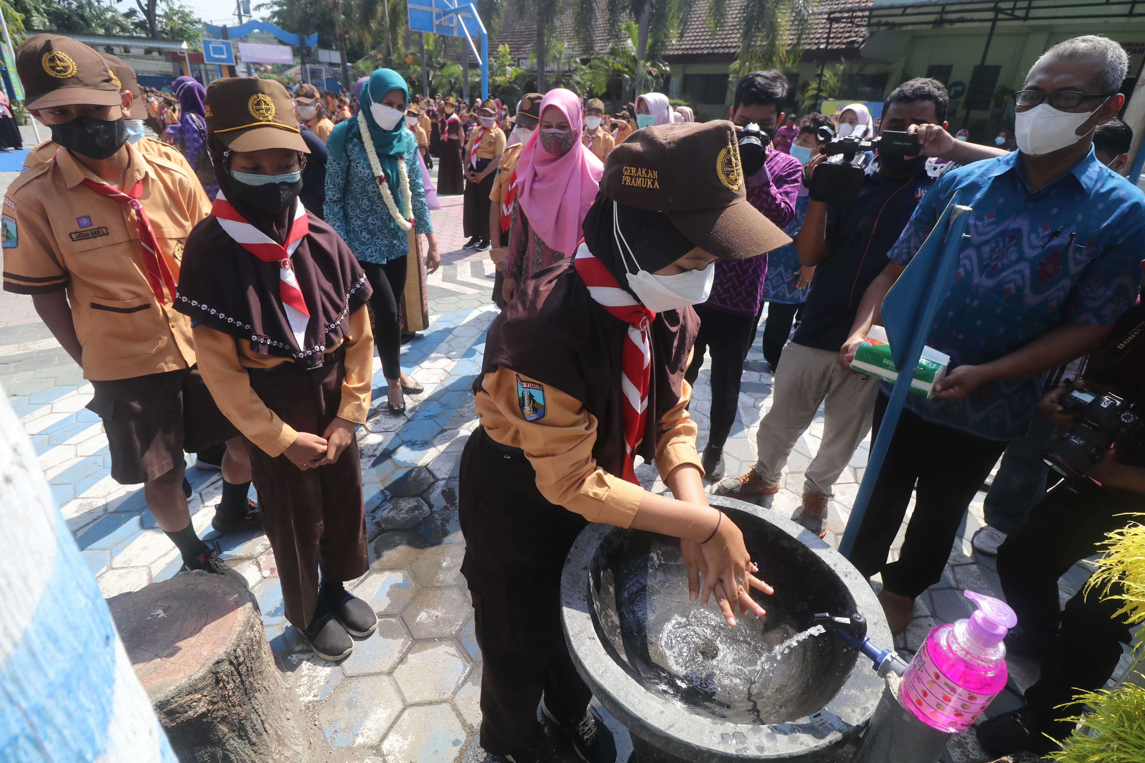 Sejumlah pelajar antre mencuci tangan saat peringatan Hari Cuci Tangan Sedunia di SDN Banjaran 4, Kota Kediri, Jawa Timur.