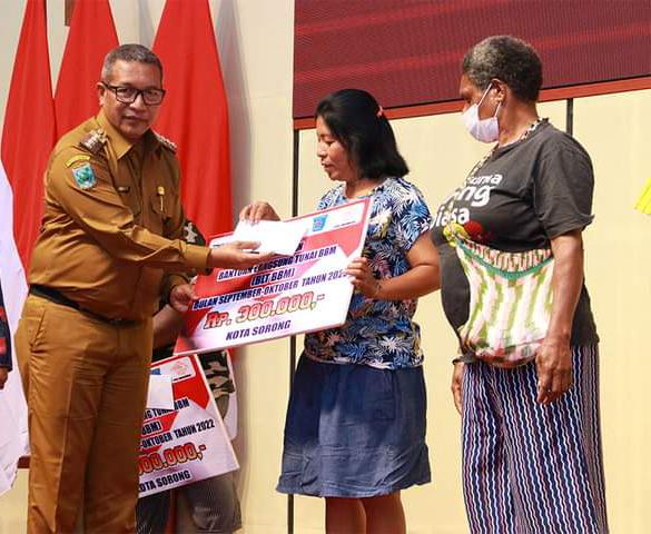 Pejabat Wali Kota Sorong, George Yarangga, memberikan bansos bertepatan dengan Kunker Komisi VIII DPR RI ke Kota Sorong, Papua barat, Selasa