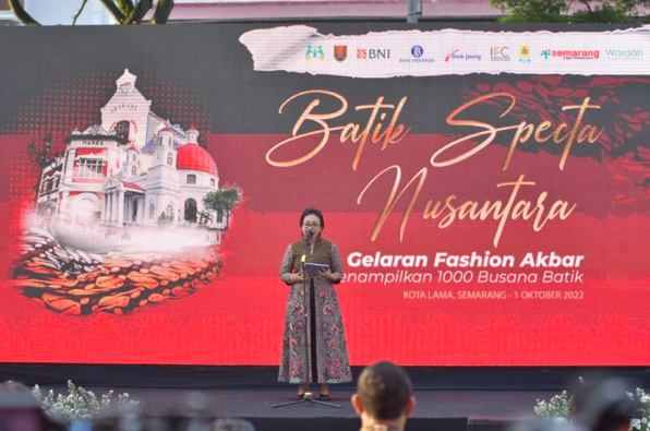Menteri Pemberdayaan Perempuan dan Perlindungan Anak Bintang Puspayoga saat menghadiri acara Batik Specta 1.000 Gaya, di Semarang, Jateng.