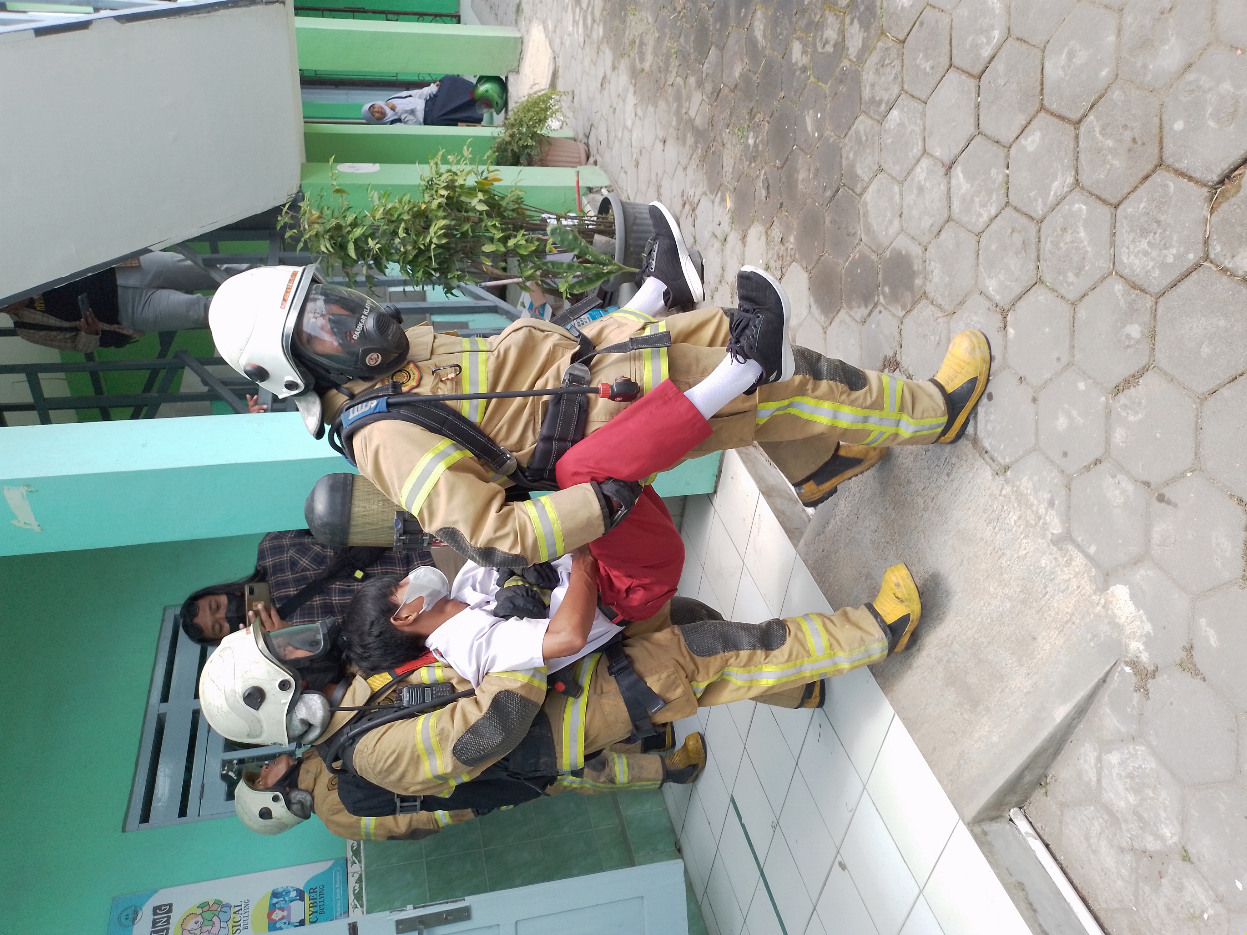 Sejumlah petugas BPBD dan Damkar melaksanakan simulasi bencana kebakaran di SLB Dharma Anak Bangsa, Klaten, Jawa Tengah