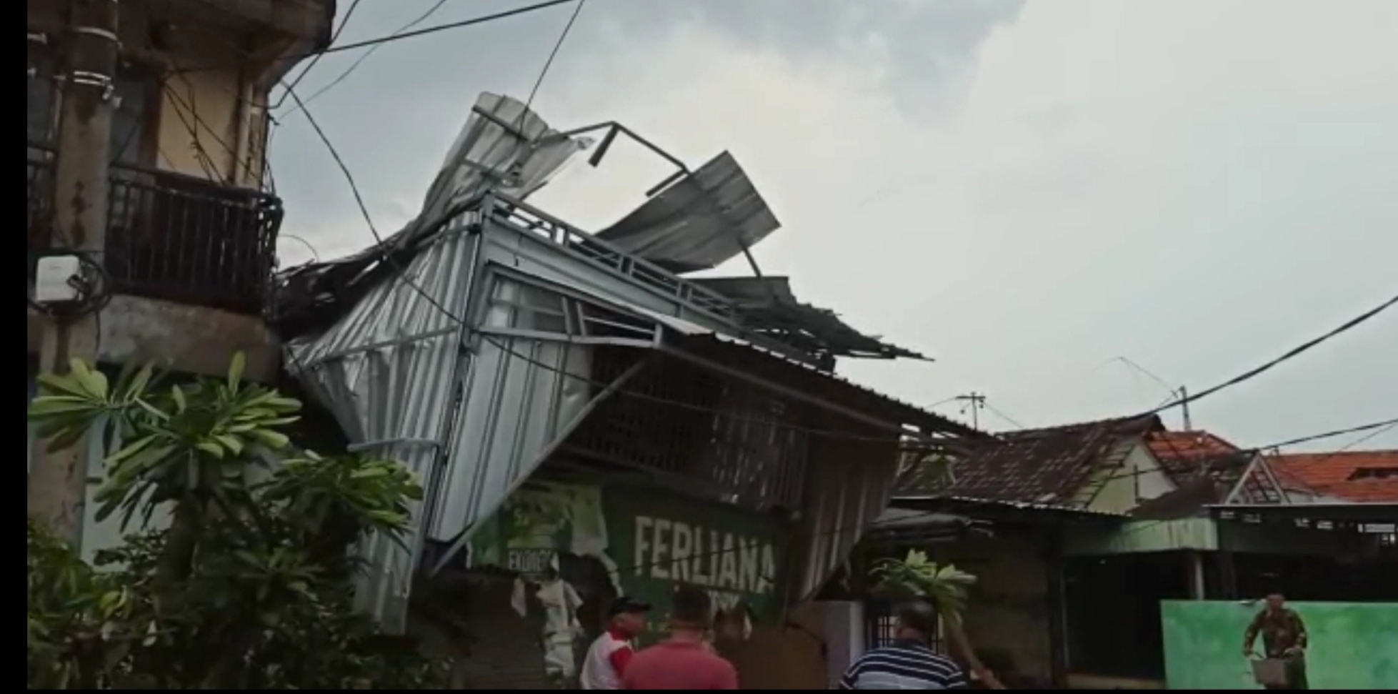 Dusun Mlaten, Desa Sidokepung, Kecamatan Buduran, Kabupaten Sidoarjo menjadi wilayah terparah yang terdampak terjangan angin puting beliung 