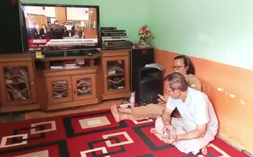 Samuel Hutabarat  (kanan) dan istrinya, Rosti Simanjuntak menyaksikan siaran langsung sidang kasus pembunuhan anak mereka, Brigadir J. 