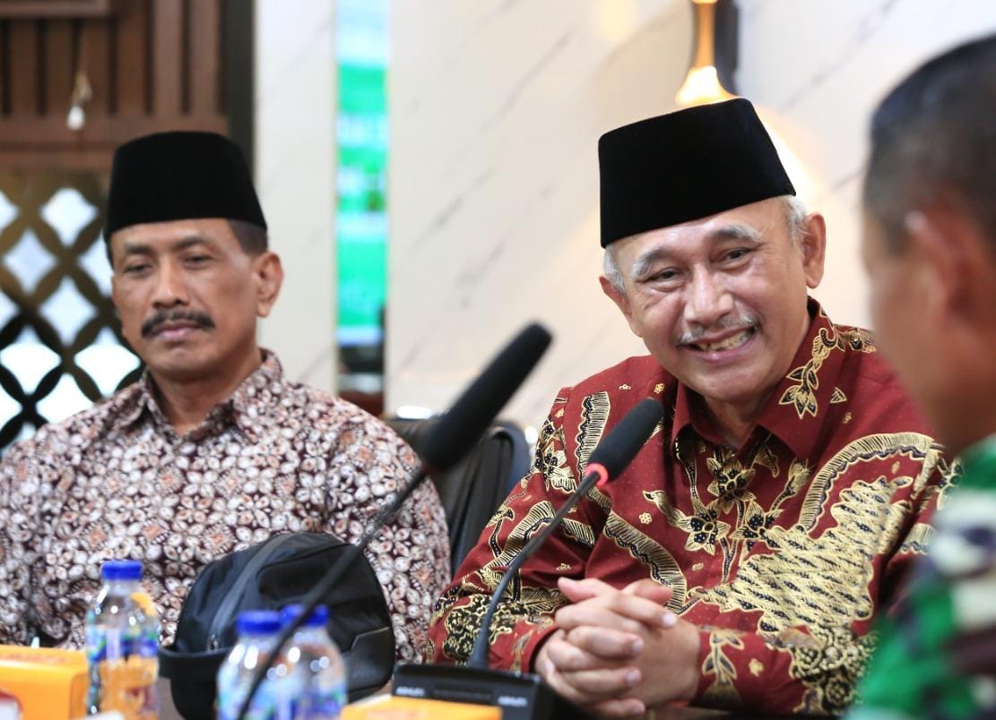 Ketua Umum DPP LDII KH Chriswanto Santoso (dua kiri)