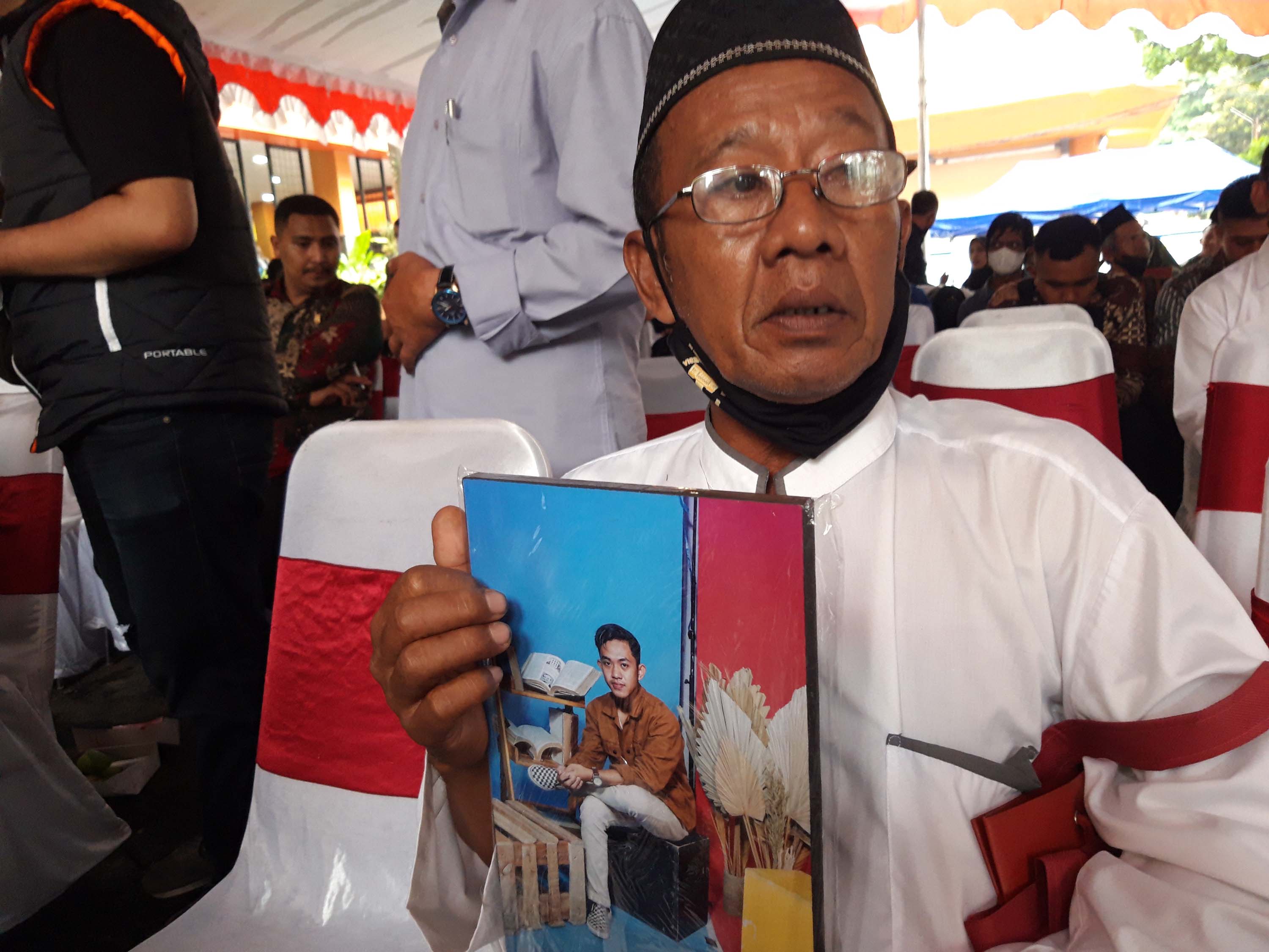 Musbiantoro, warga Kraksaan, Probolinggo, Jawa Timur, menunjukkan foto mendiang Abian Hasiq Rifki di RSSA Malang, Jawa Timur, Rabu (5/10).