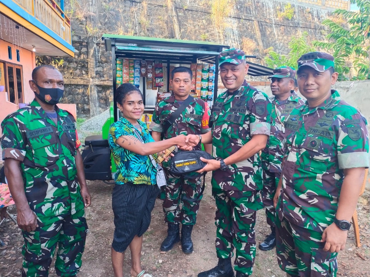 Pemberdayaan ekonomi dan pendampingan usaha mama Papua. Kegiatan yang diinisiasi Komandan Korem 172/PWY Brigjen TNI J.O. Sembirin