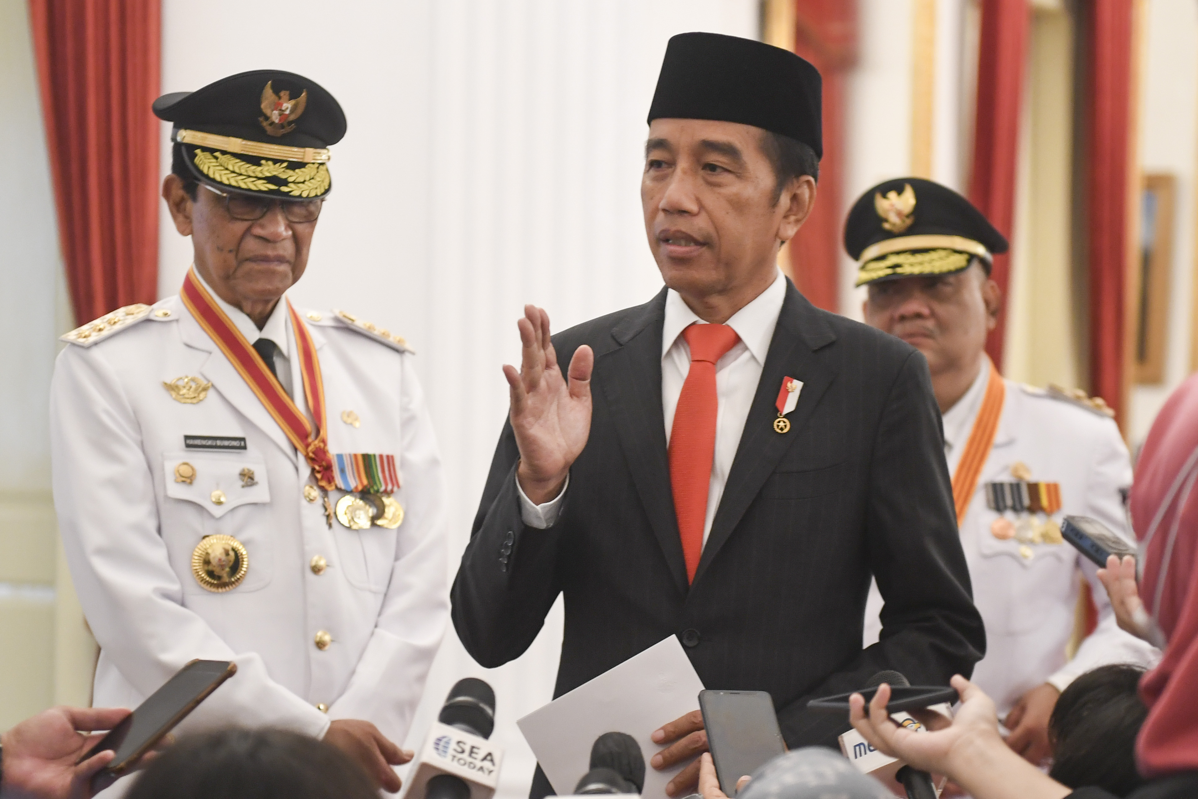 Presiden Joko Widodo (tengah)