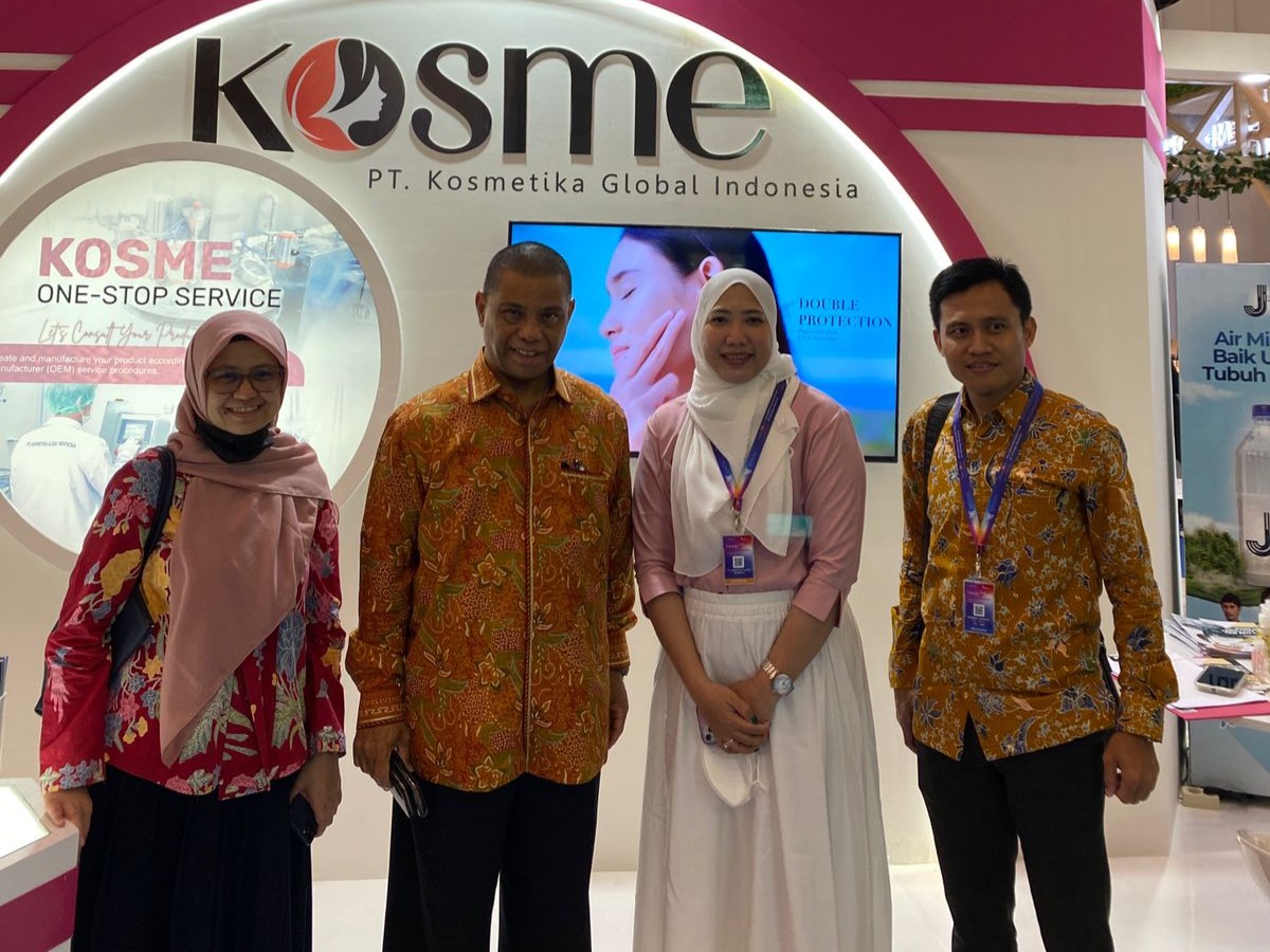 Dubes RI untuk Qatar Ridwan Hassan (dua dari kiri) dan Muhammad Khomaini (paling kanan) Direktur Indonesia Trade Promotion Center Dubai.