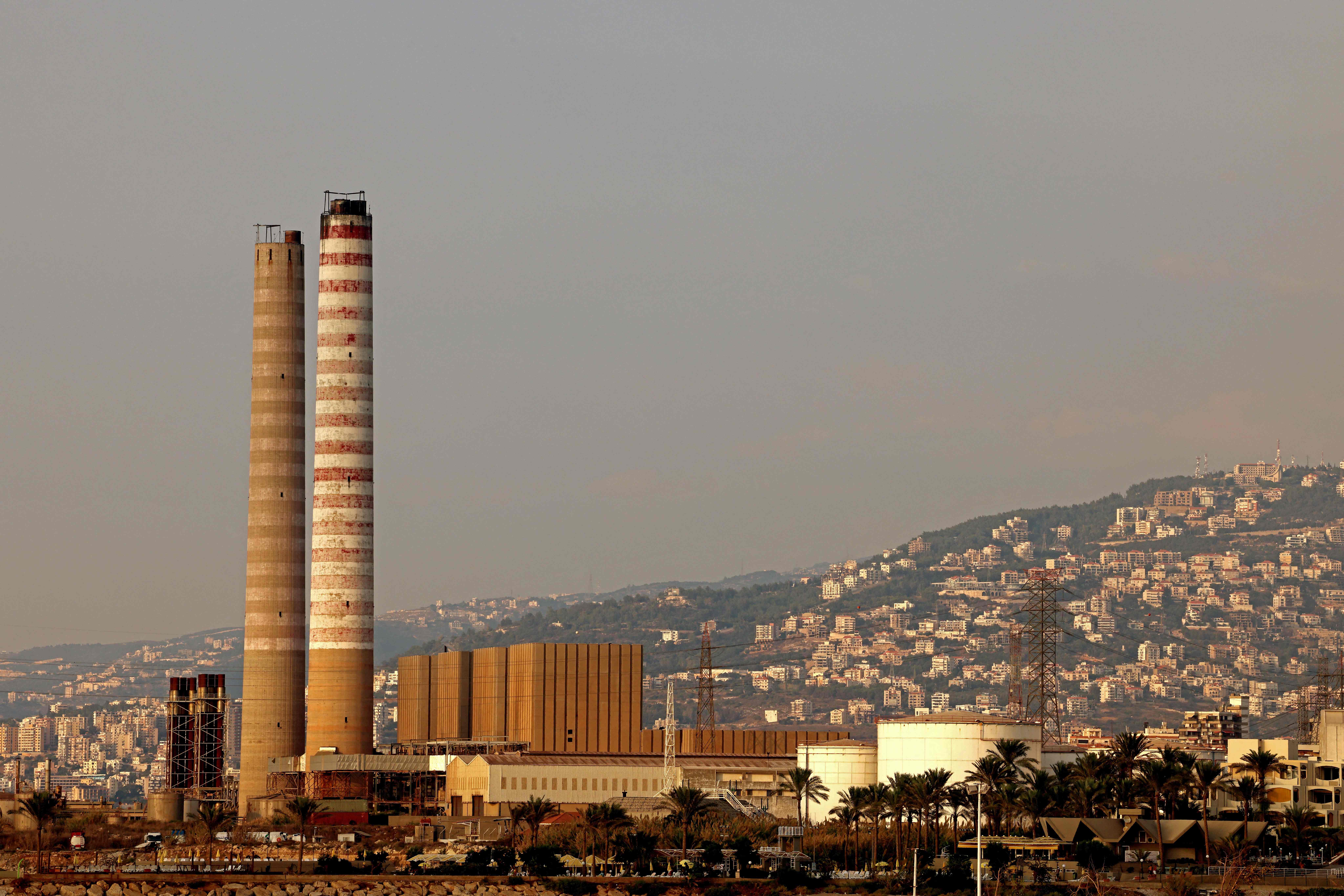 Potret pembangkit listrik di kawasan industri Lebanon yang menghasilkan polusi udara.