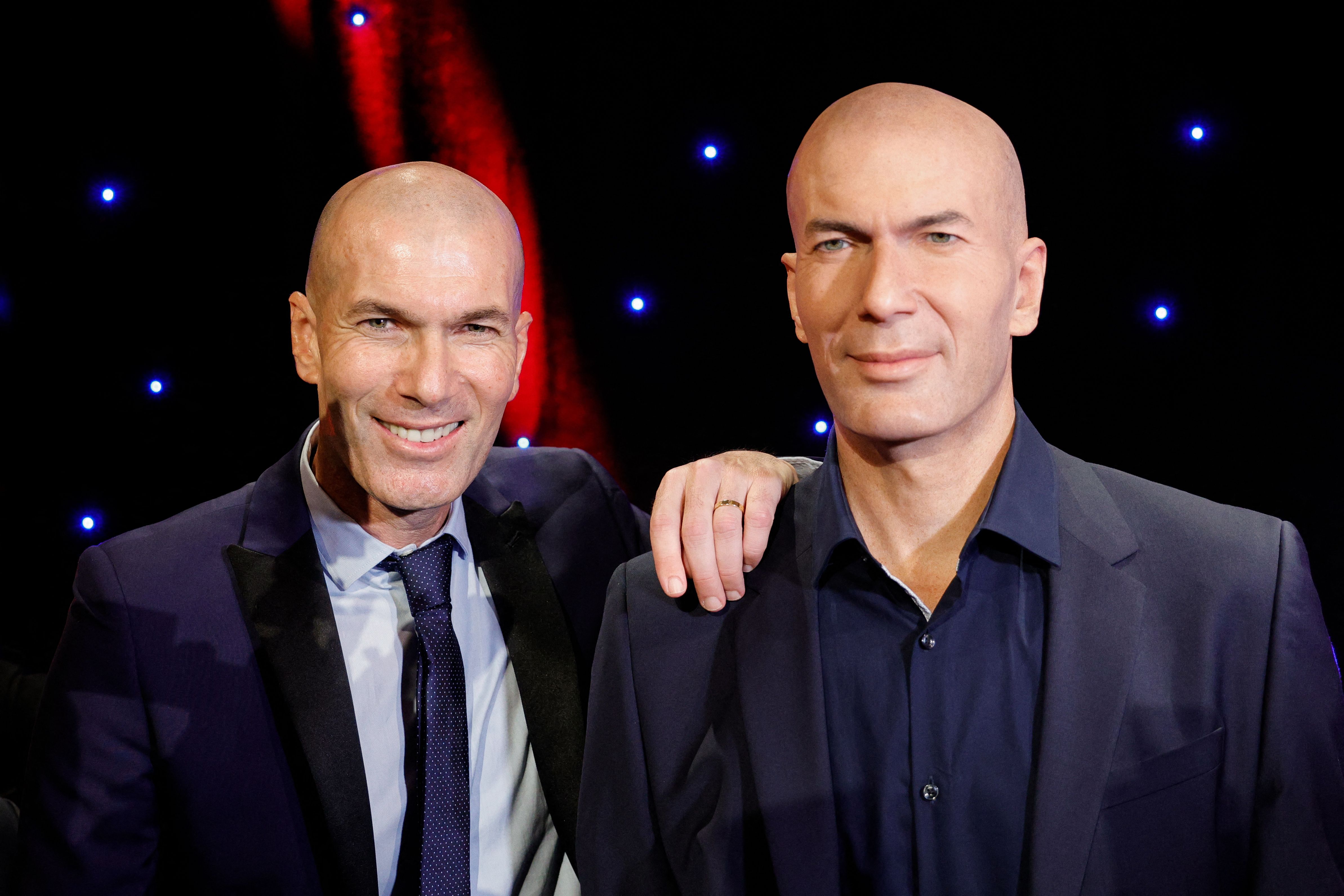 Legenda sepak bola Prancis Zinedine Zidane berpose dengan patung lilin dirinya di Musee Grevin di Paris.