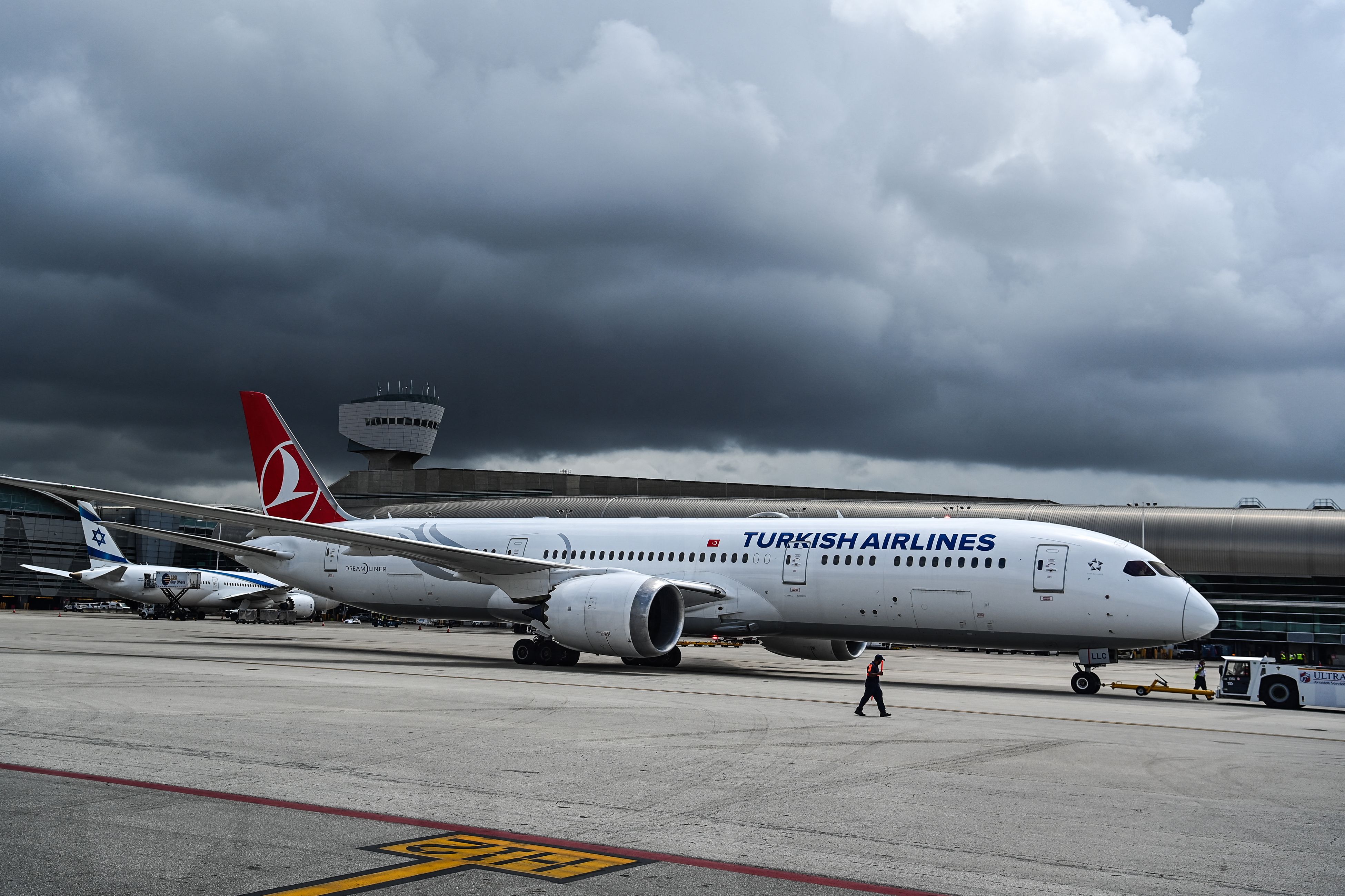 Pesawat Turkish Airlines sedang persiapan untuk lepas landas dari Bandara Miami, Amerika Serikat.