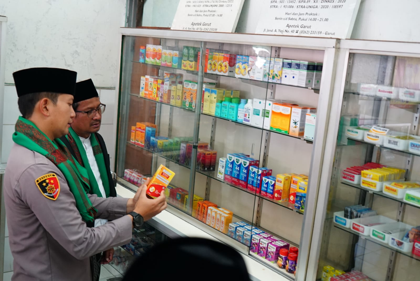Wakil Bupati Garut, Helmi Budiman dan Kapolres Garut, AKBP Wirdhanto Hadicaksono mengecek obat sirup di  toko obat, Sabtu (22/10/2022)