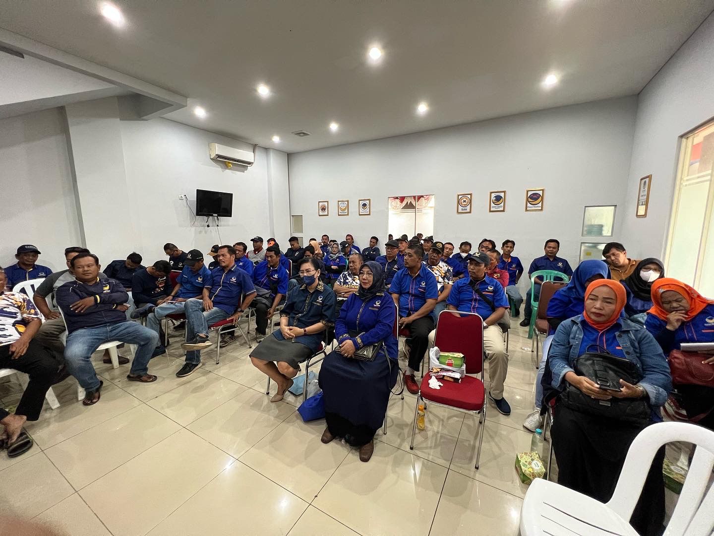 Puluhan orang setiap hari mendaftar menjadi anggota Partai NasDem di Kabupaten Karawang, Jawa Barat paska deklarasikan Anies Baswedan Presid