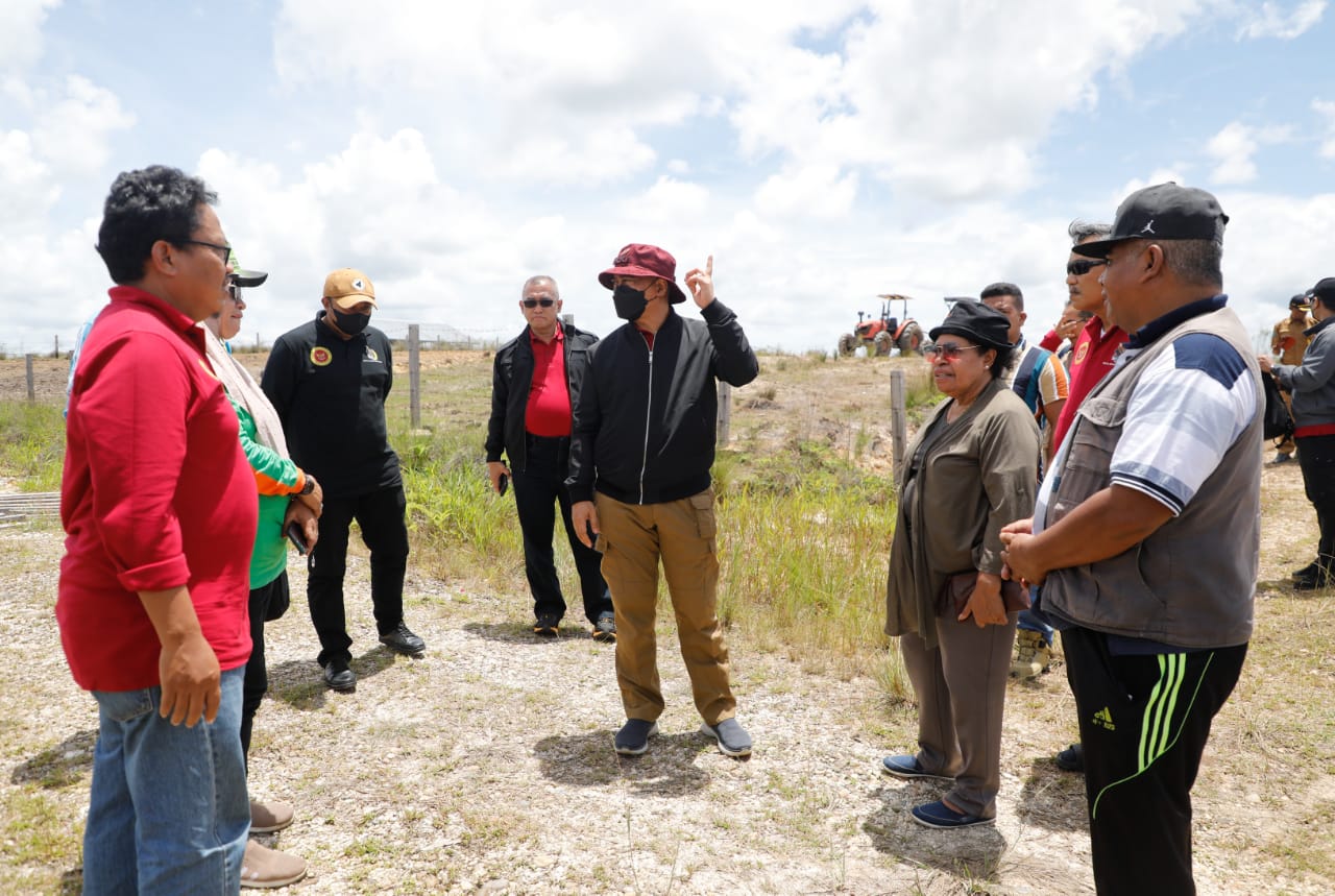 Deputi IV Bidang Intelijen Ekonomi BIN, Made Kartikajaya, bersama Wakil Bupati Fakfak, Yohana Dina Hindom, Kamis (20/10/2022).