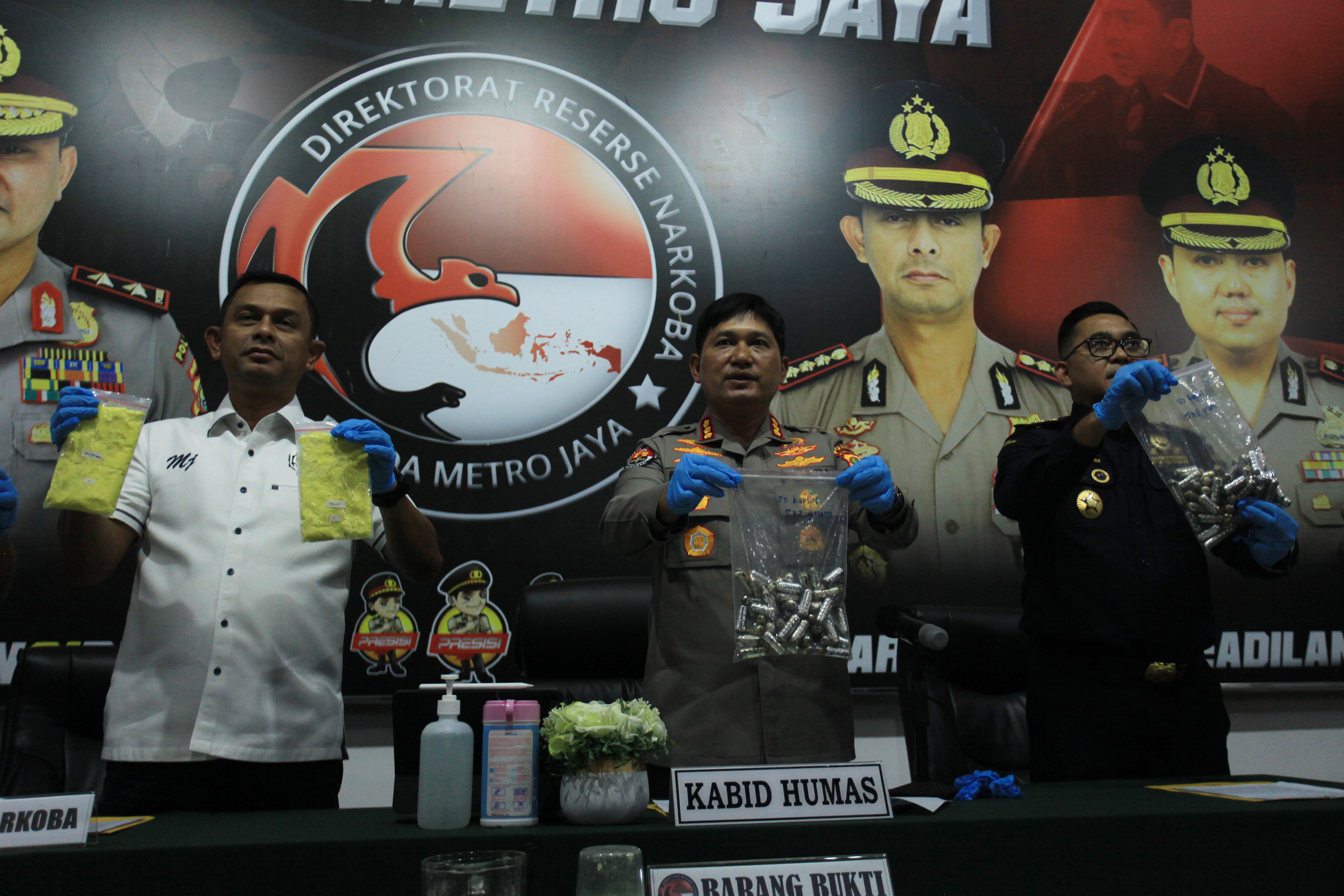 Kabid Humas Polda Metro Jaya Kombes Endra Zulpan (tengah) saat pengungkapkan kasus penyelundupan 1,2 kg kokain, Rabu (19/10).