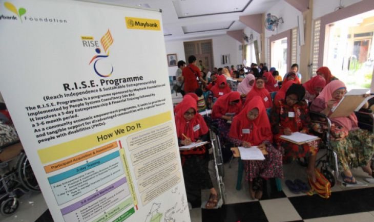 Kegiatan program pemberdayaan ekonomi Maybank R.I.S.E. di Indonesia.