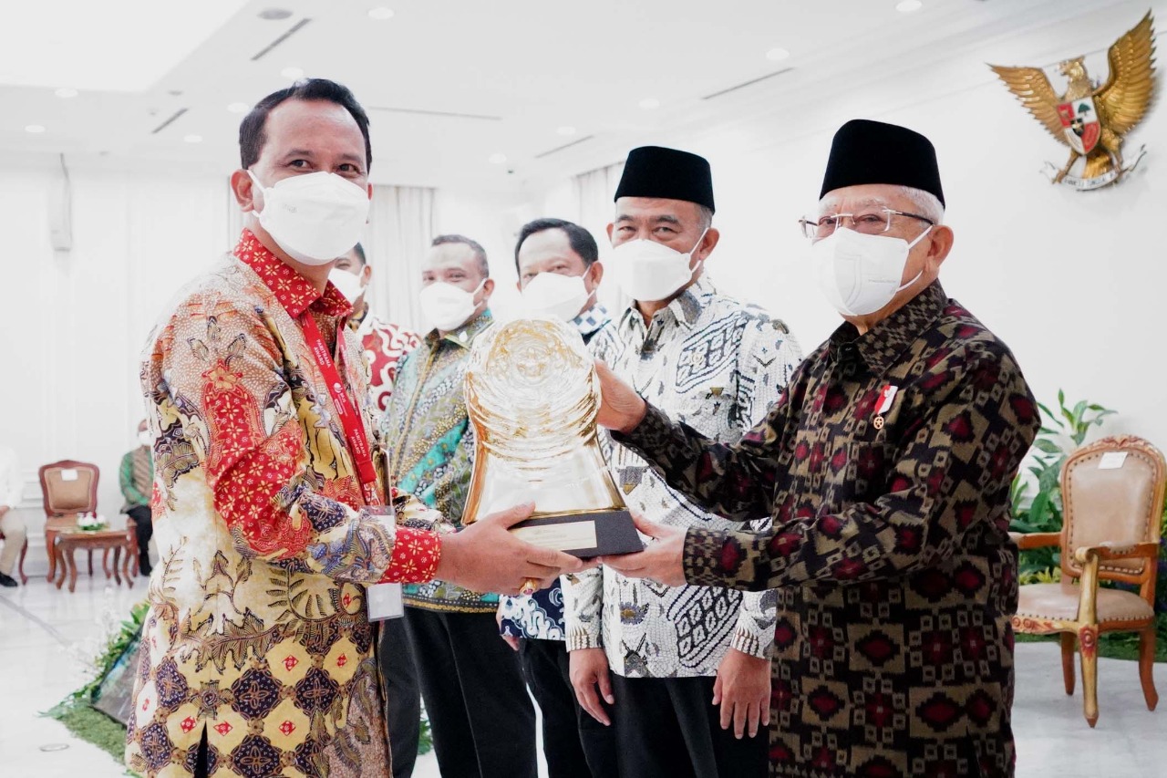 Wapres Ma'ruf Amin menyerahkan penghargaan kepada pemenang Paritrana Award tahun 2021 di Istana Wapres, Jakarta, baru-baru ini.  