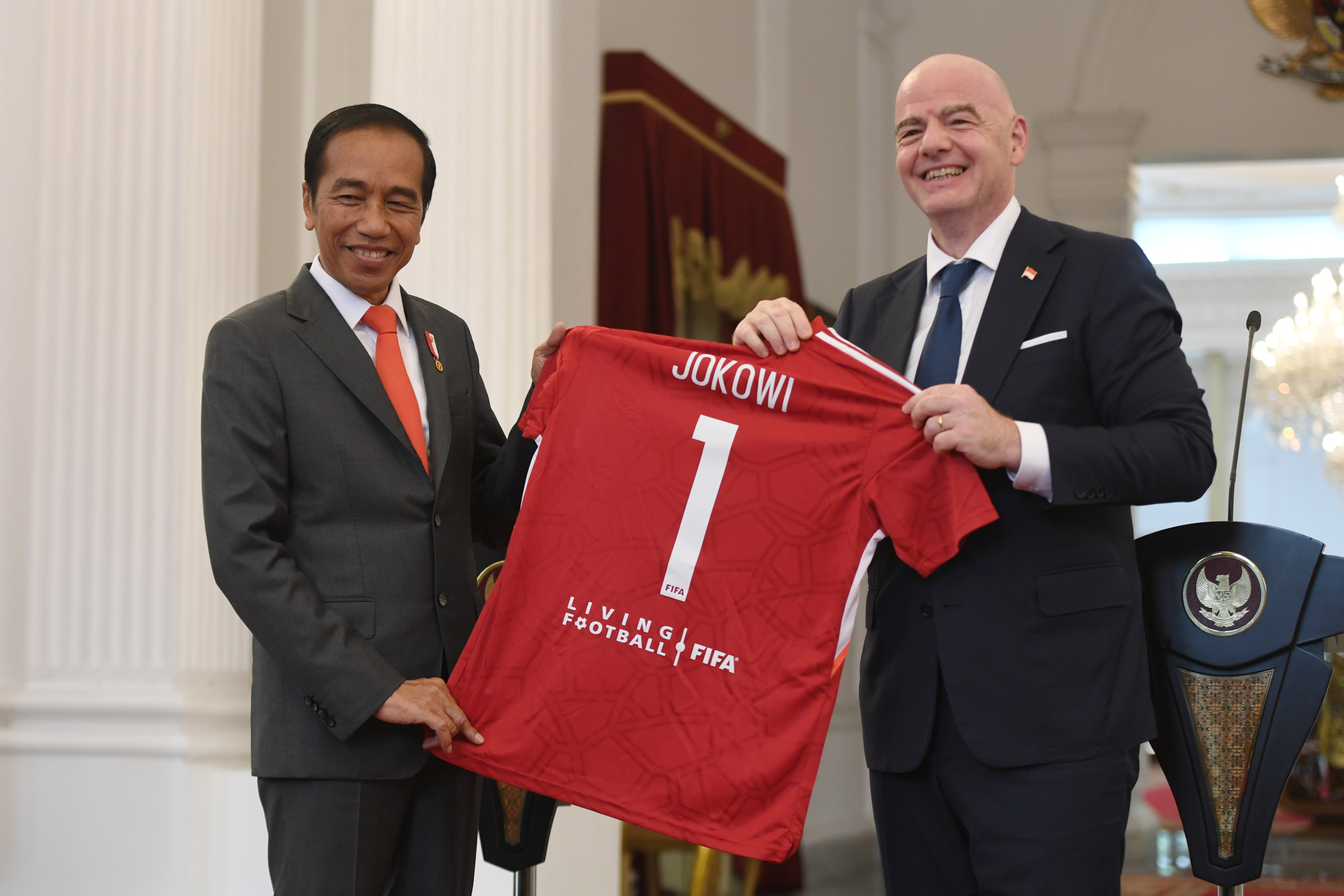 Presiden Joko Widodo (kiri) menerima jersey bertuliskan nama Jokowi dari Presiden Induk Asosiasi Sepak Bola Dunia (FIFA) Gianni Infantino me