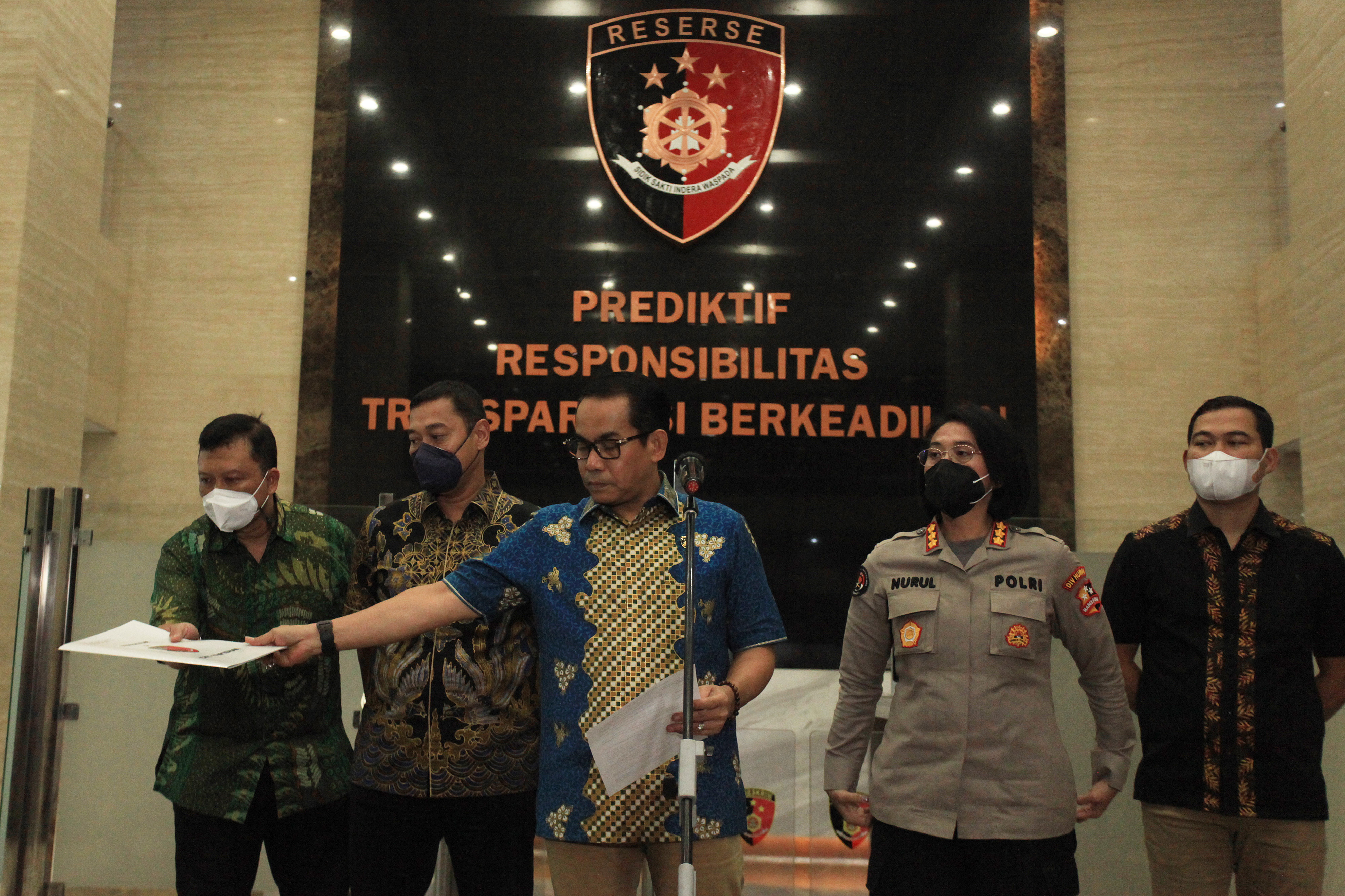 Kapolda baru Kalimantan Selatan Brigjen Andi Rian R Djajadi (tengah) saat masih menjabat Dirtipidum Bareskrim Polri.