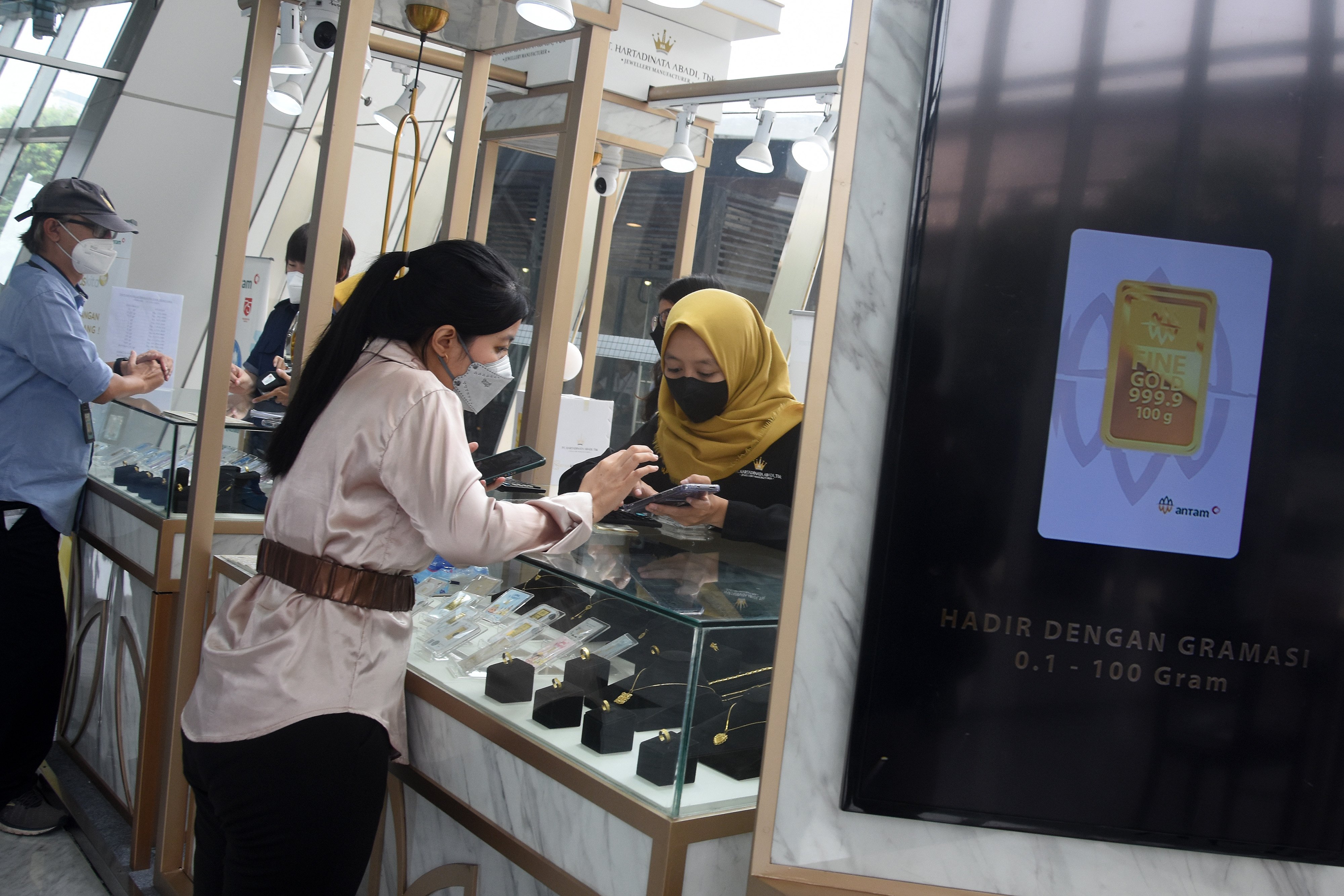 Pengunjung membeli emas di gerai penjualan milik Antam.