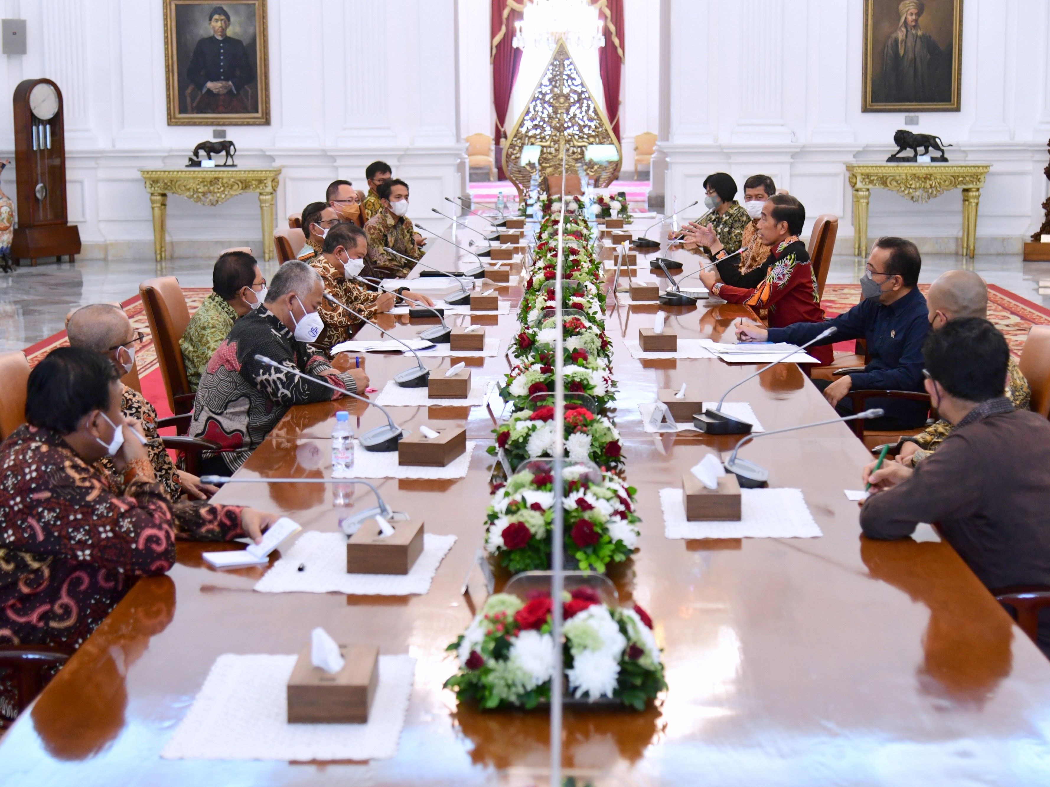 Presiden Joko Widodo (keempat kanan) menerima laporan hasil investigasi TGIPF Tragedi Stadion Kanjuruhan Malang di Istana Merdeka, Jakarta.