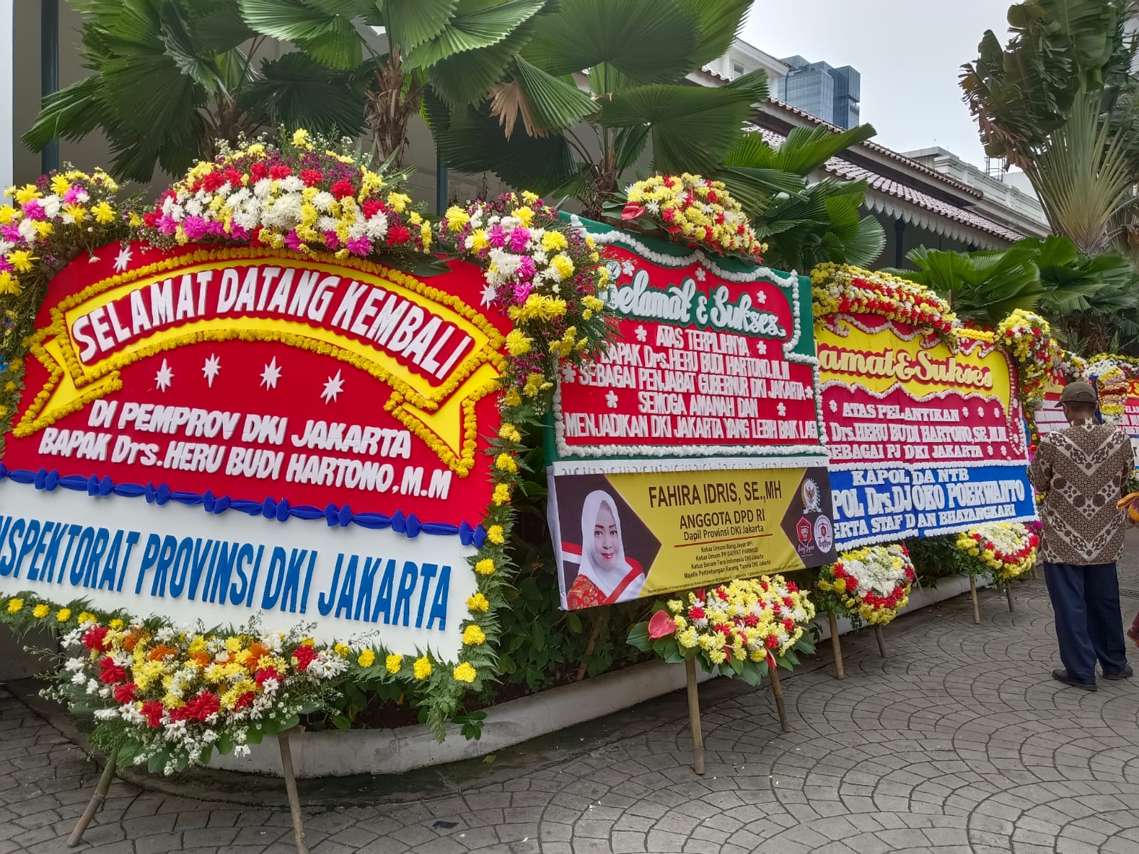 Barisan karangan bunga ucapan selamat atas pelantikan Heru Budi Hartono sebagai penjabat Gubernur DKI Jakarta.