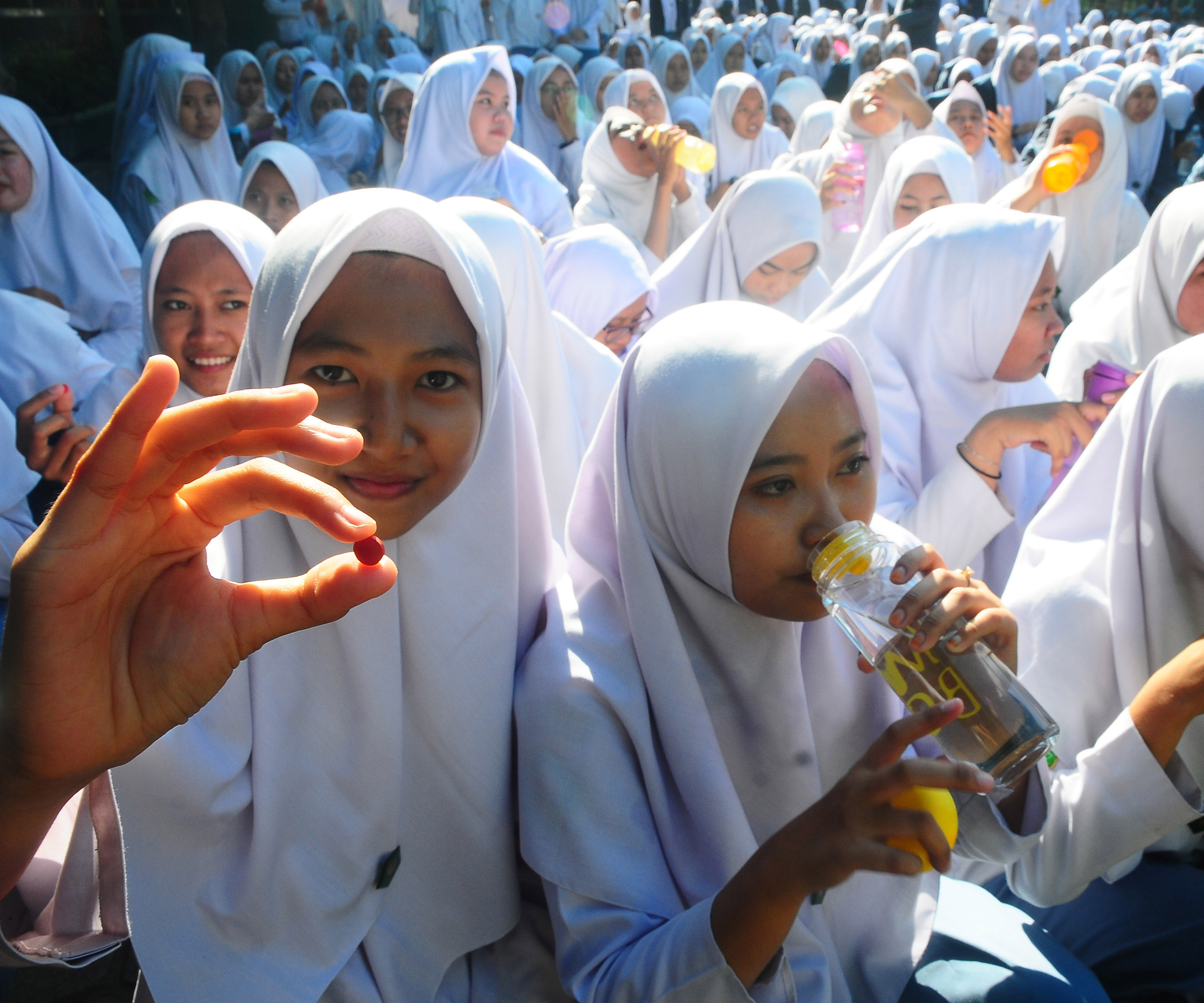 Siswa menunjukkan tablet atau obat dalam bentuk butiran saat mengikuti Gerakan Minum Tablet Tambah Darah (Gemitra) pada remaja putri