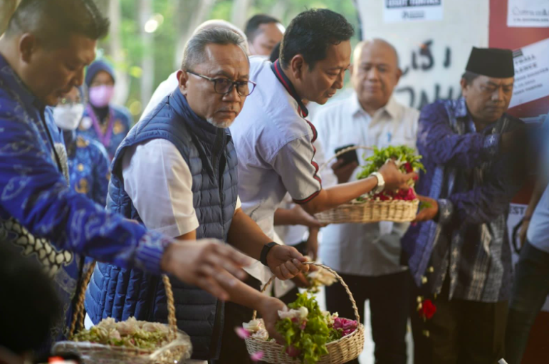 Tabur Bunga di Pintu 13 Stadion Kanjuruhan Malang, Zulhas Doakan Korban Tragedi