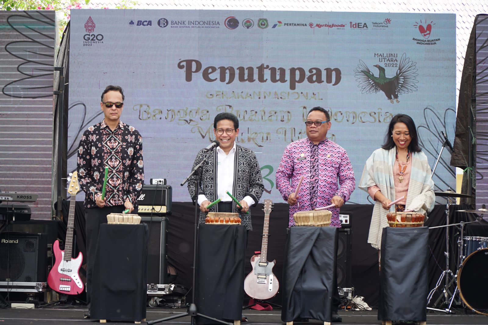 Menteri Desa Didampingi Sekertaris Provinsi Maluku Utara Menutup Gernas BBI dengan Memukul Tifa, Kamis (13/10/2022)