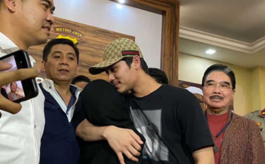 Pasangan artis Lesti Kejora dan Rizky Billar berpelukan di Polres Metro Jakarta Selatan, Selasa (18/10).