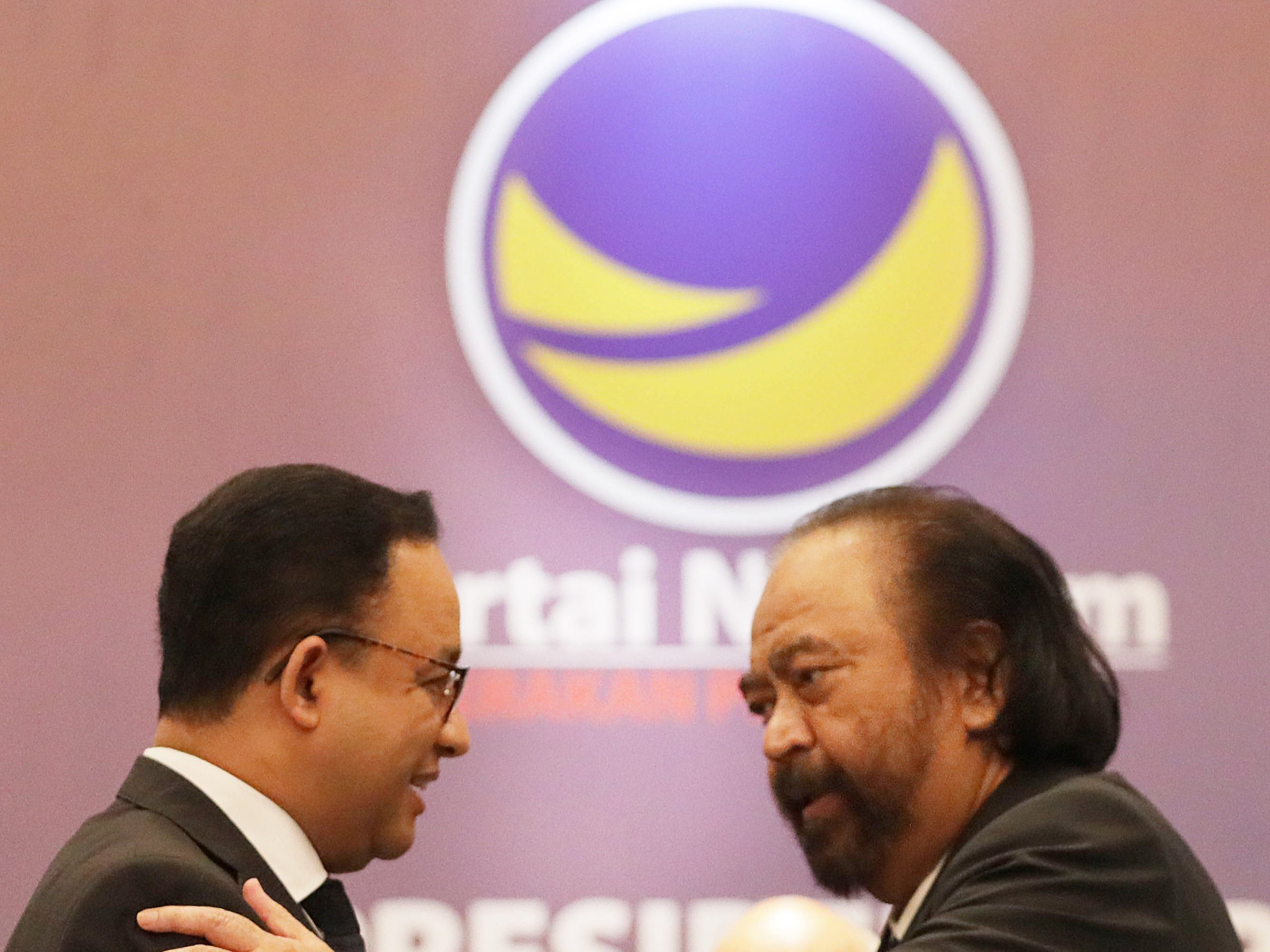 Ketua Umum Partai NasDem Surya Paloh bersalaman dan memeluk calon presiden yang akan diusung pada Pilpres 2024 Anies Baswedan.