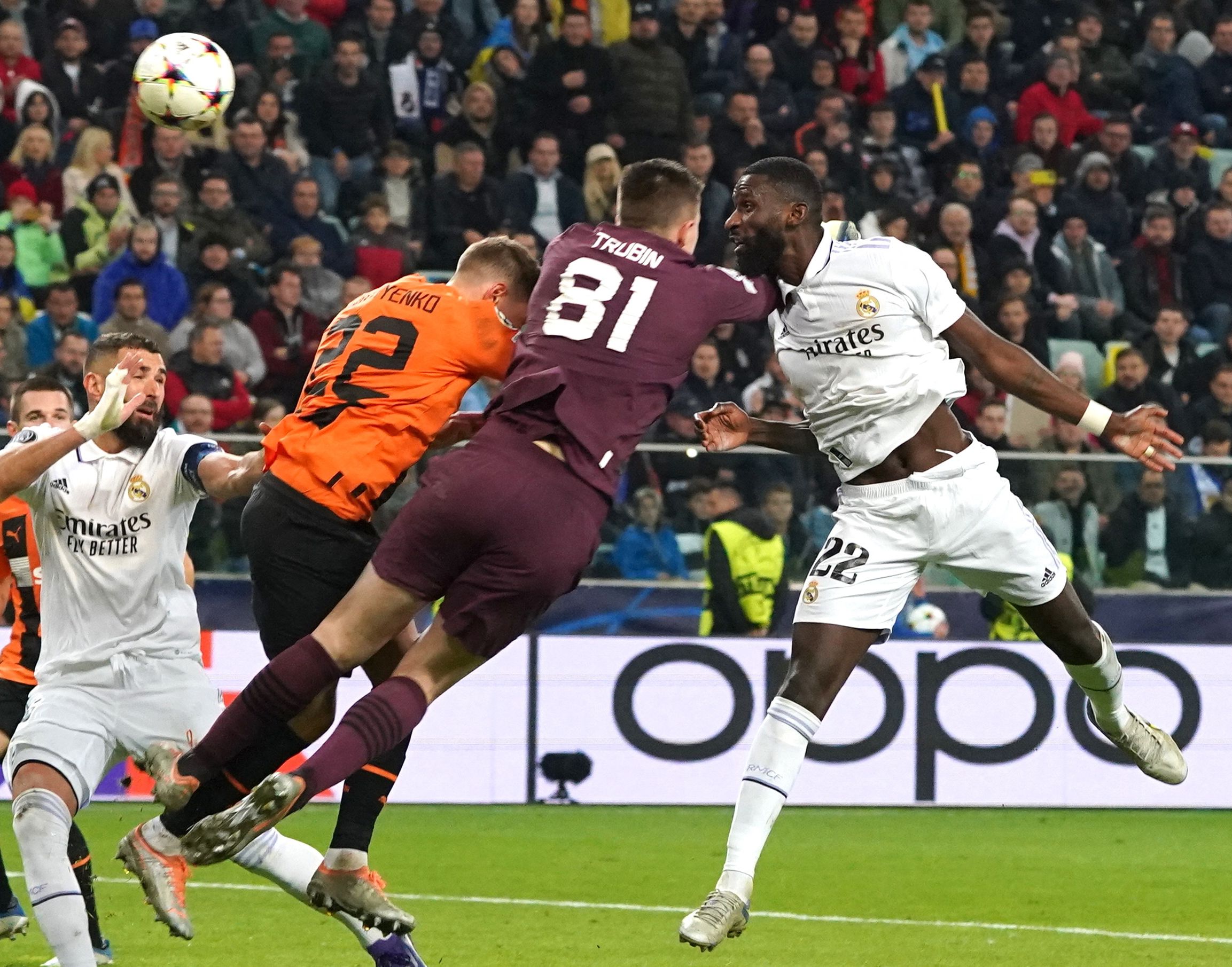 Bek Real Madrid Antonio Rudiger (kanan) mencetak gol dari sundulan dalam laga Liga Champions melawan Shaktar Donetsk.