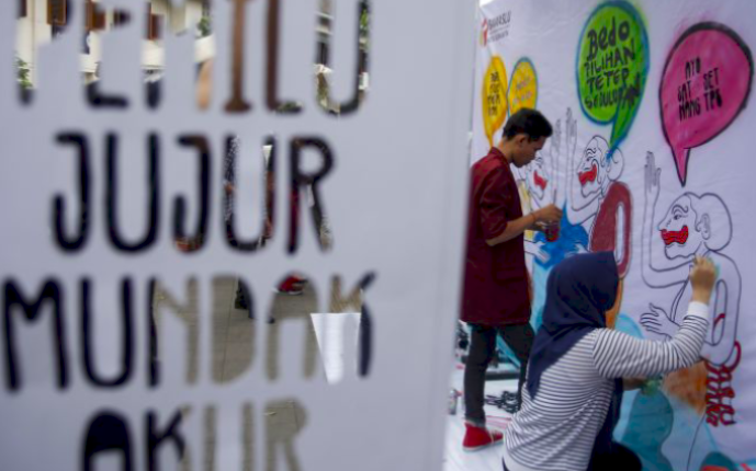 Mahasiswa ISI Surakarta membuat mural dengan tema pemilu di Pasar Gede, Solo.