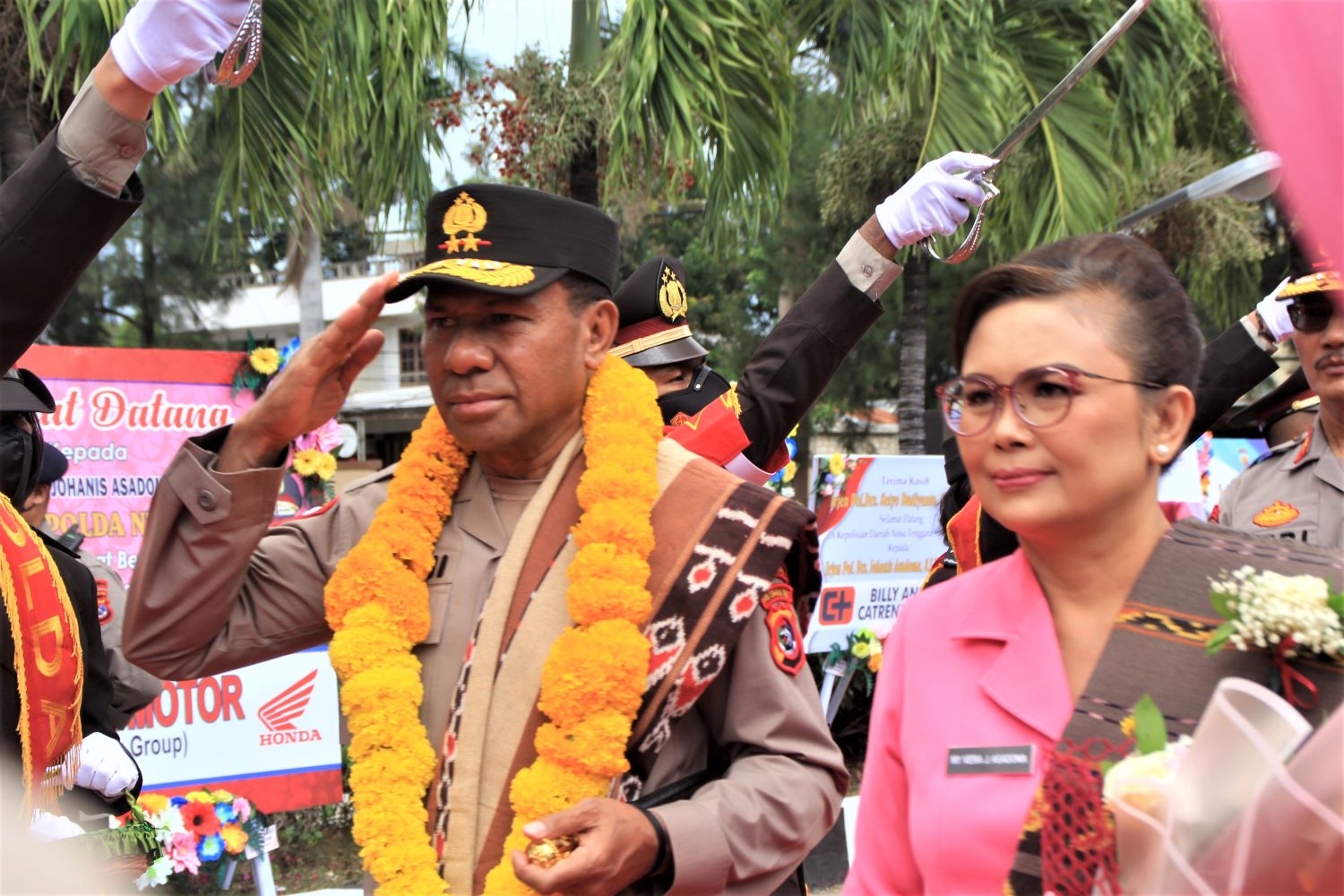 Kapolda NTT Irjen Johanis Asadoma dan istri saat tiba di Polda NTT, Kupang.