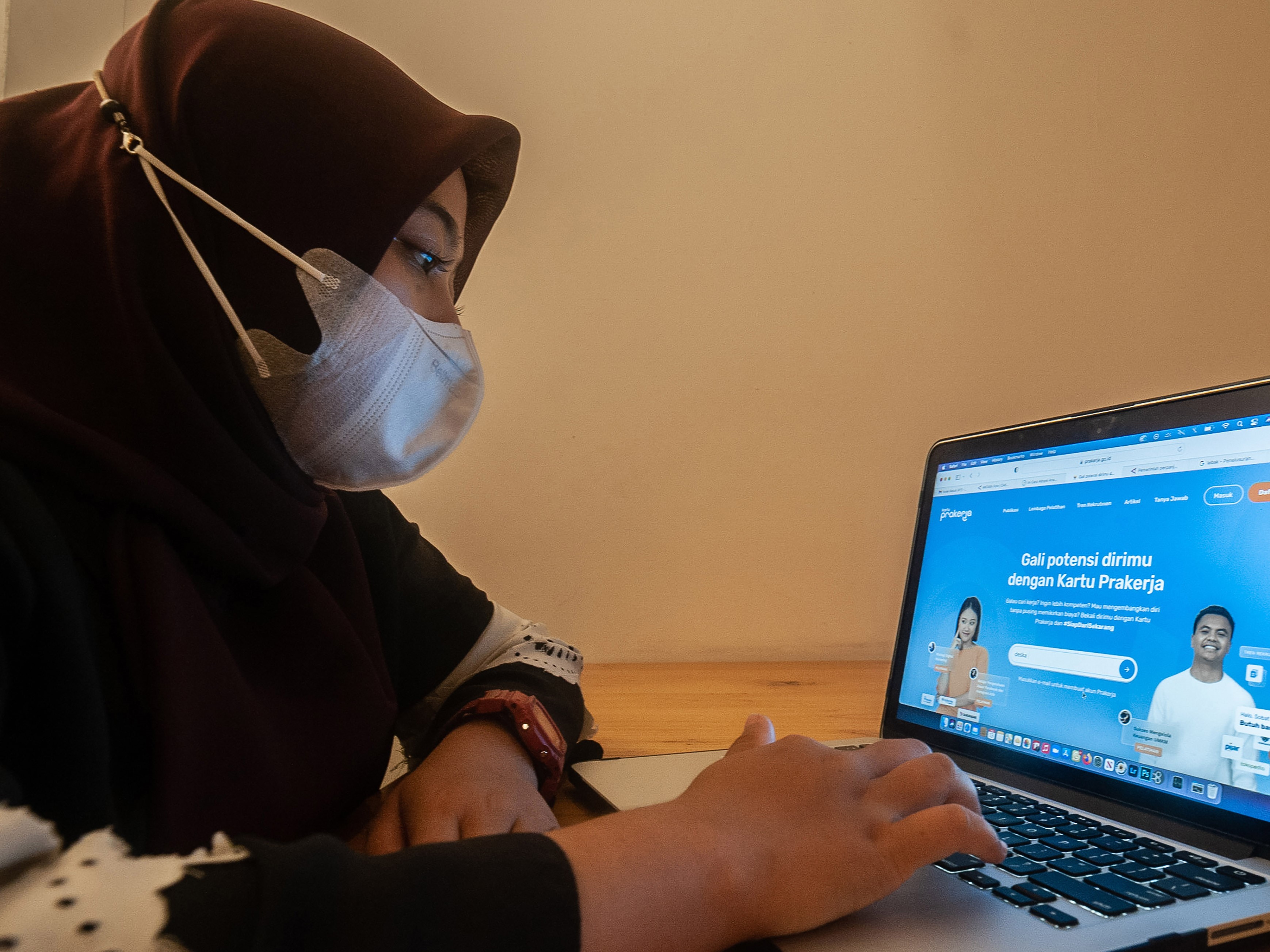 Warga mengakses laman website PraKerja di Rangkasbitung, Lebak, Banten, Jumat (14/1/2022).