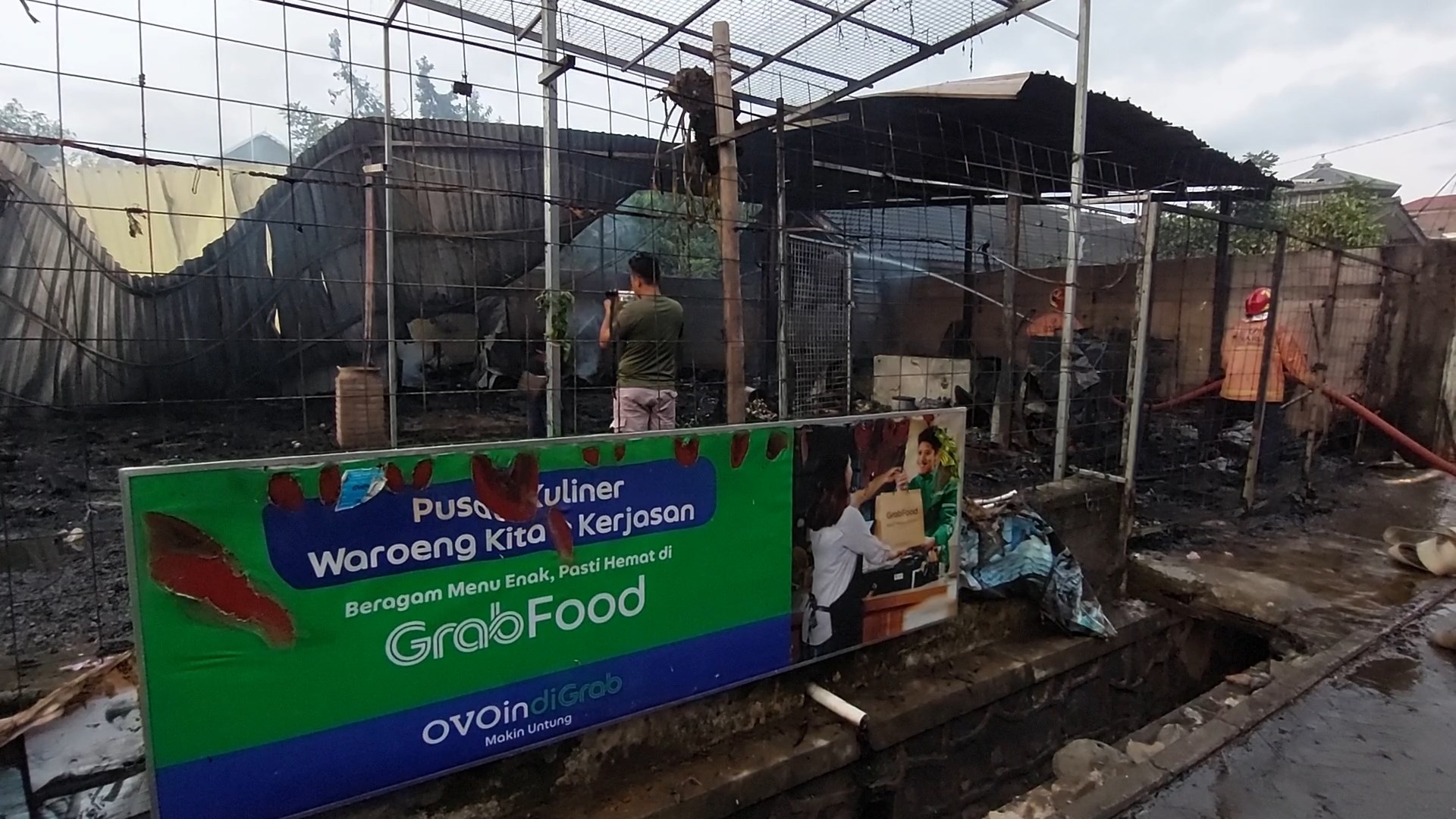 Kondisi sebuah pusat kuliner di Kudus yang habis terbakar.