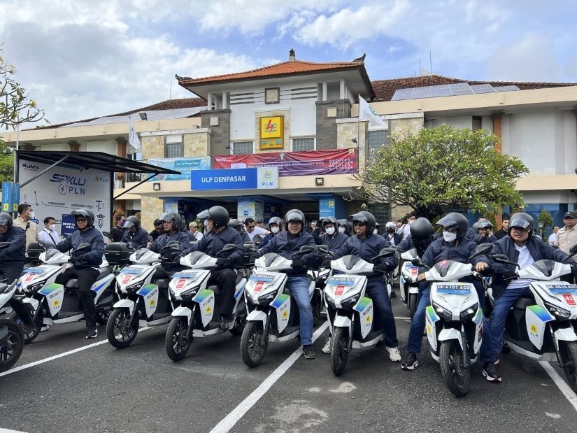 Program percepatan ini berupa utilisasi sepeda motor listrik dengan merek Gesits yang merupakan karya anak bangsa di bawah naungan WIMA. 