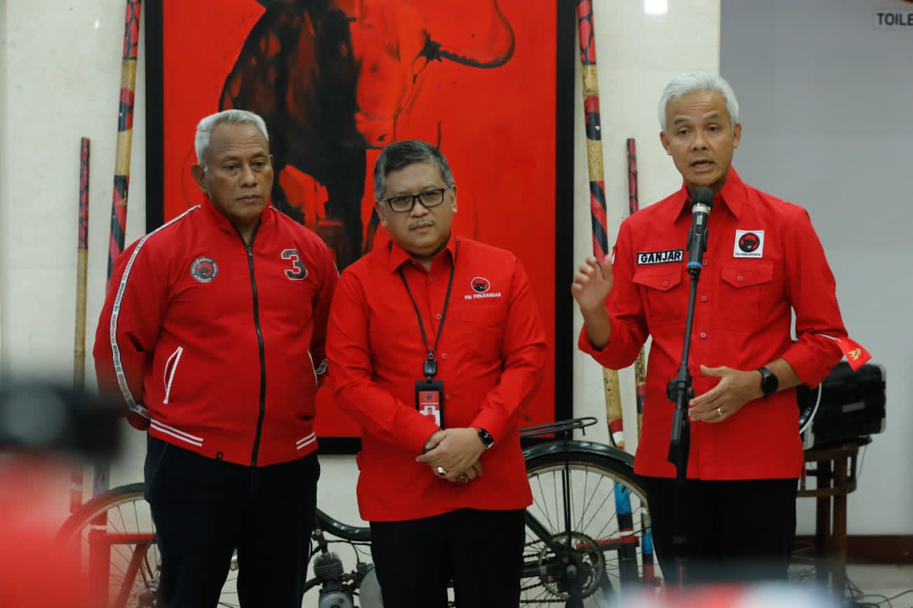 Gubernur Jateng Ganjar Pranowo memberikan keterangan pers usai penuhi panggilan DPP PDIP, Senin (24/10) 