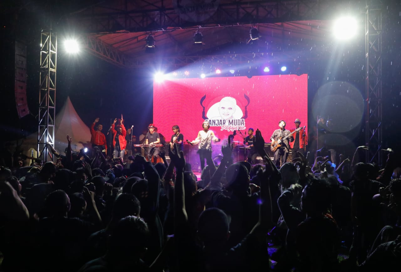 Relawan Ganjar Muda Padjajaran (GMP) menggelar festival bertema 'Pariwisata Pulih, Indonesia Bangkit' di Lapangan Tol Grand Pangandaran, Kab