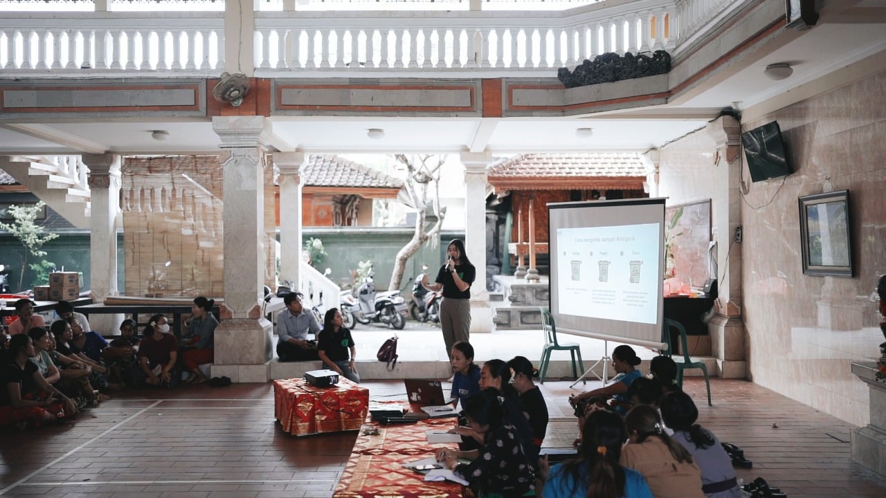 Aplikasi Rapel menggandeng warga Banjar Legian Kelod Bali untuk mengelola bank sampah terpadu.