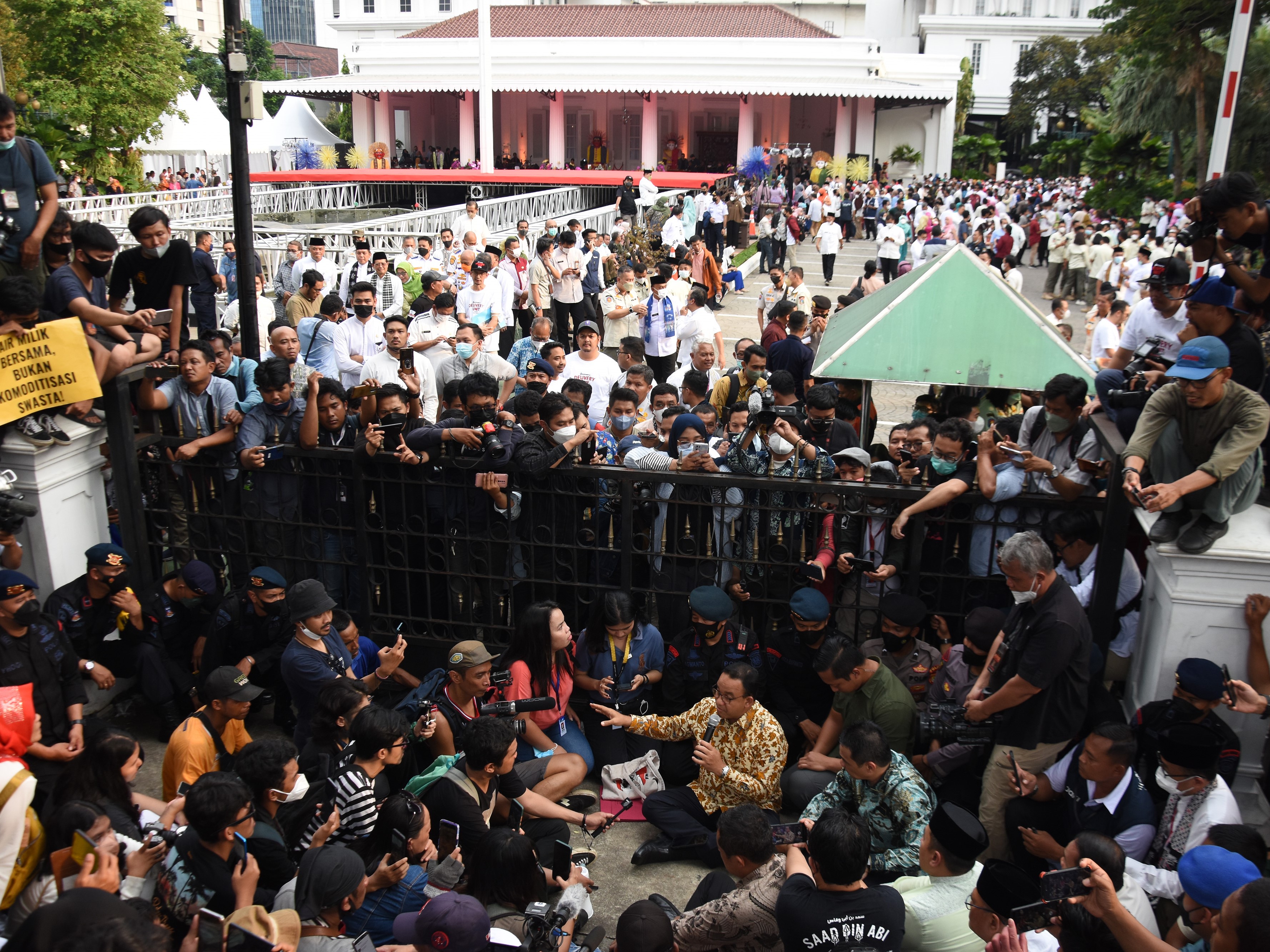 Gubernur DKI Jakarta Anies Baswedan berdialog dengan pengunjuk rasa dari Koalisi Perjuangan Warga Jakarta di depan Balai Kota.