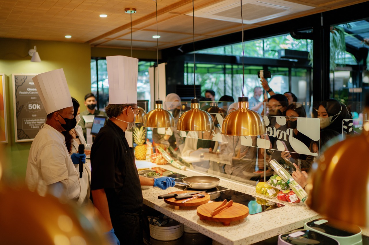 Demo masak di area makanan-jadi di Growell Whole Foods, Pondok Indah.