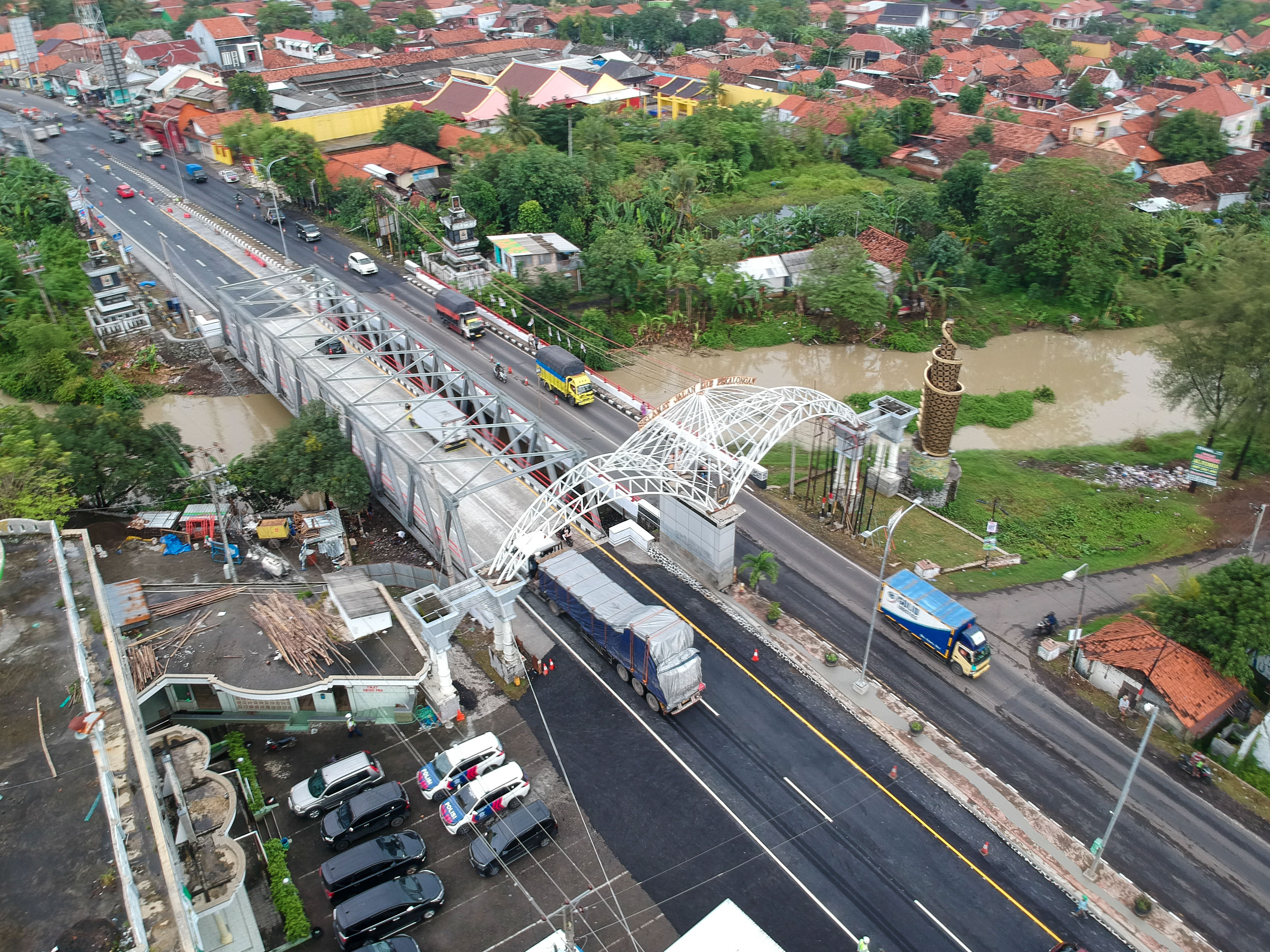 Foto udara kendaraan melintas di jembatan pantura perbatasan Kabupaten Pemalang dan Kabupaten Pekalongan, Jawa Tengah.