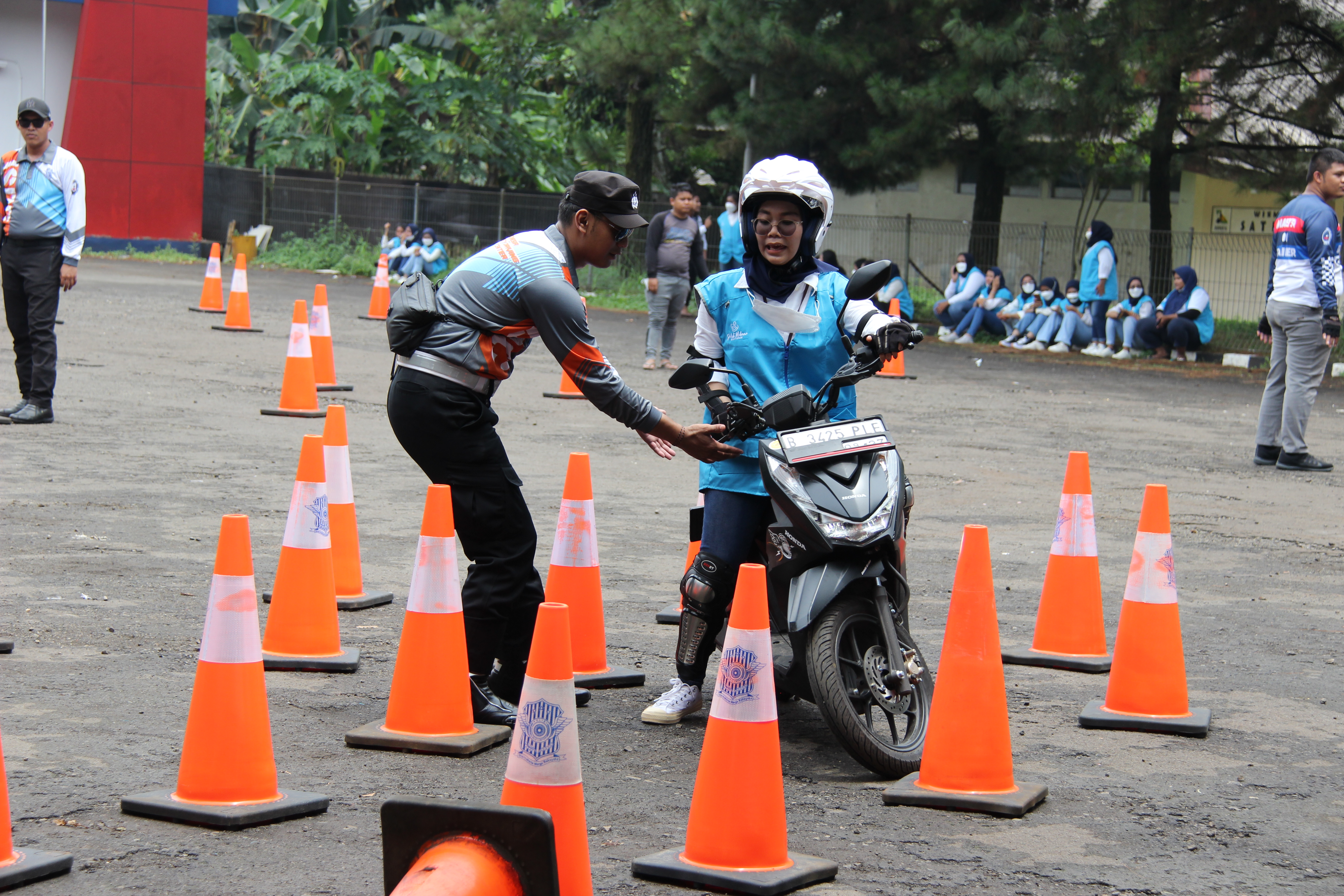 Pelatihan safety riding bagi AO PNM