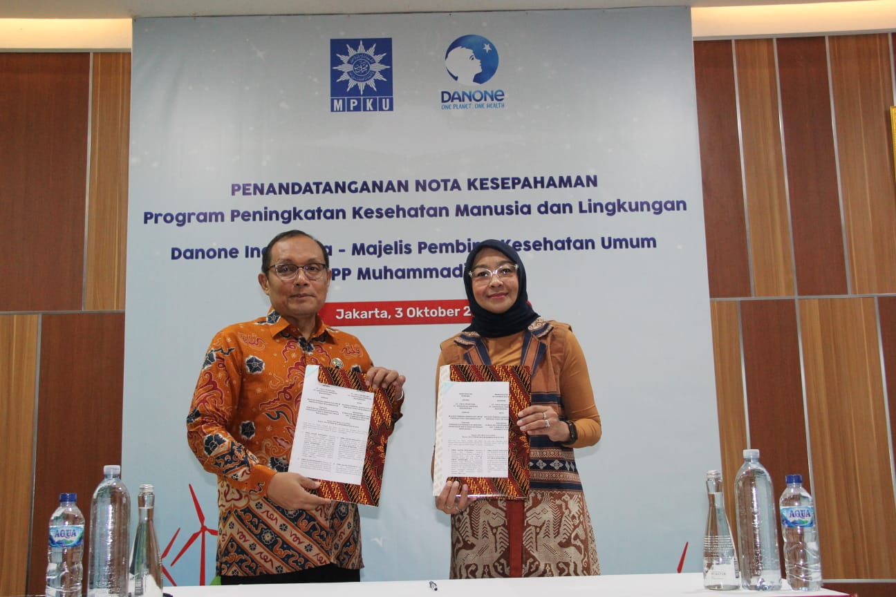 Danone Indonesia dan MPKU PP Muhammadiyah melakukan penandatanganan kerja sama  