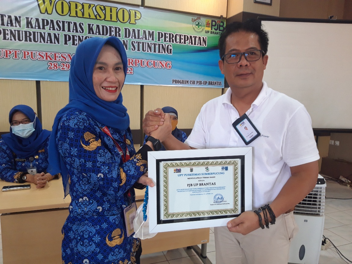  General Manager PT PLN Nusantara Power Unit Pembangkitan Brantas Mochamad Fauzi Iskandar menyerahkan dana CSR untuk penanganan stunting