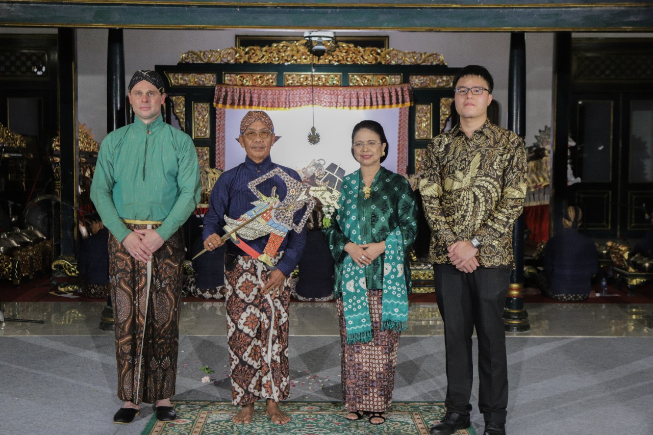 Royal Ambarrukmo Yogyakarta menggelar Pementasan Wayang Kulit Pakeliran Padat pada malam hari ini mengambil lakon “Semar Boyong.