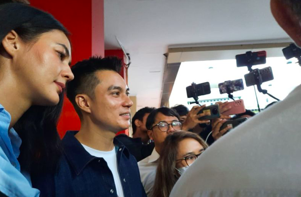 Baim Wong dan Paula Verhoeven memberikan keterangan pers usai menjalani pemeriksaan di Polres Metro Jakarta Selatan, Jumat (7/10/2022)