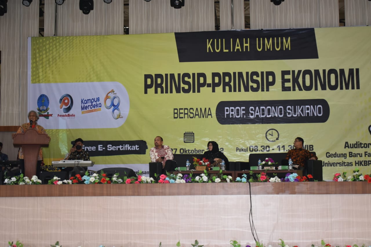 Prof. Sadono Sukirno menyampaikan kuliah umum terkait buku barunya “Prinsip-Prinsip Ekonomi” di Universitas Muhammadiyah, Sumut.